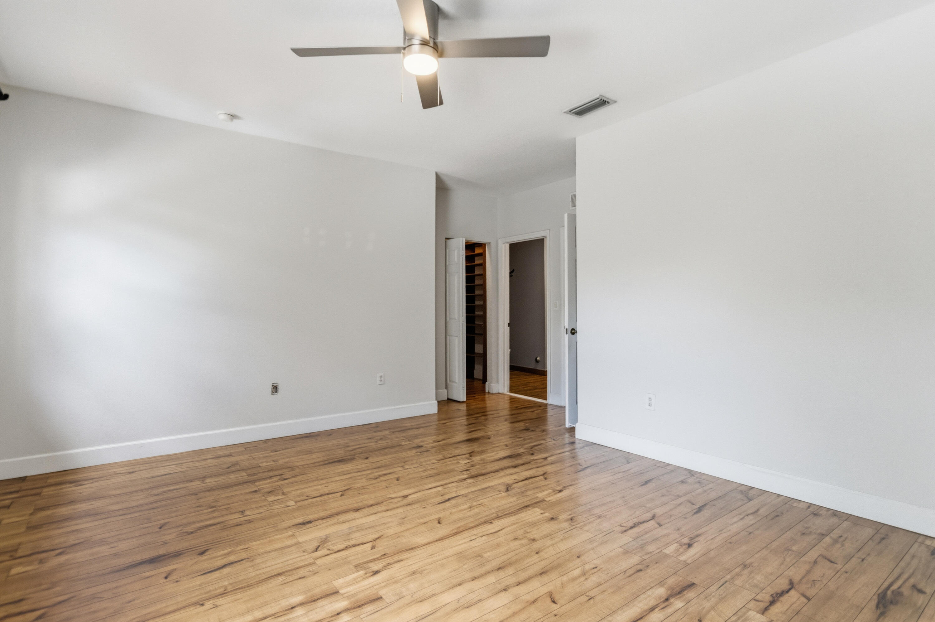 Escada 174-84 B - Residential Lease