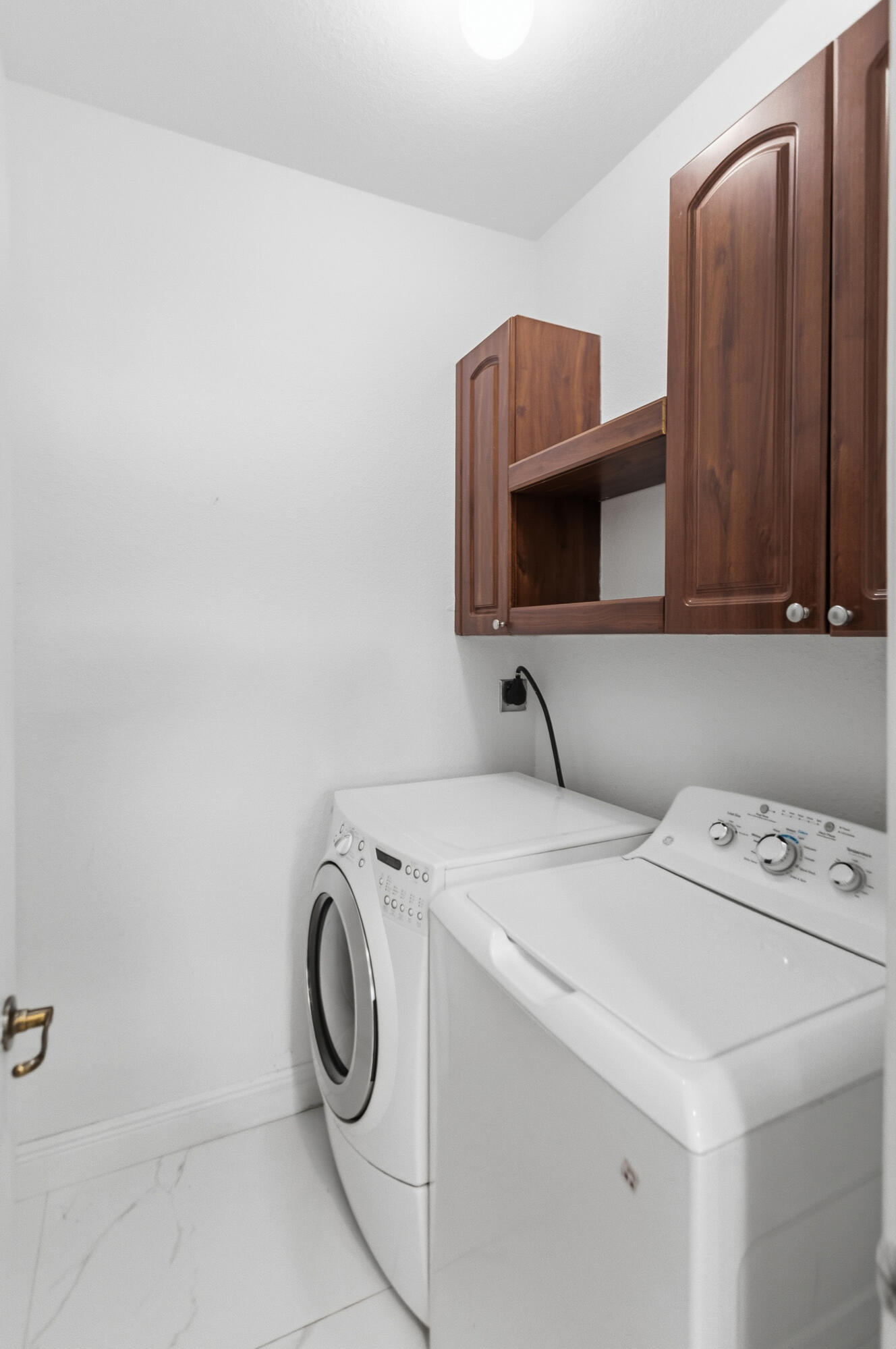 Escada 174-84 B - Residential Lease