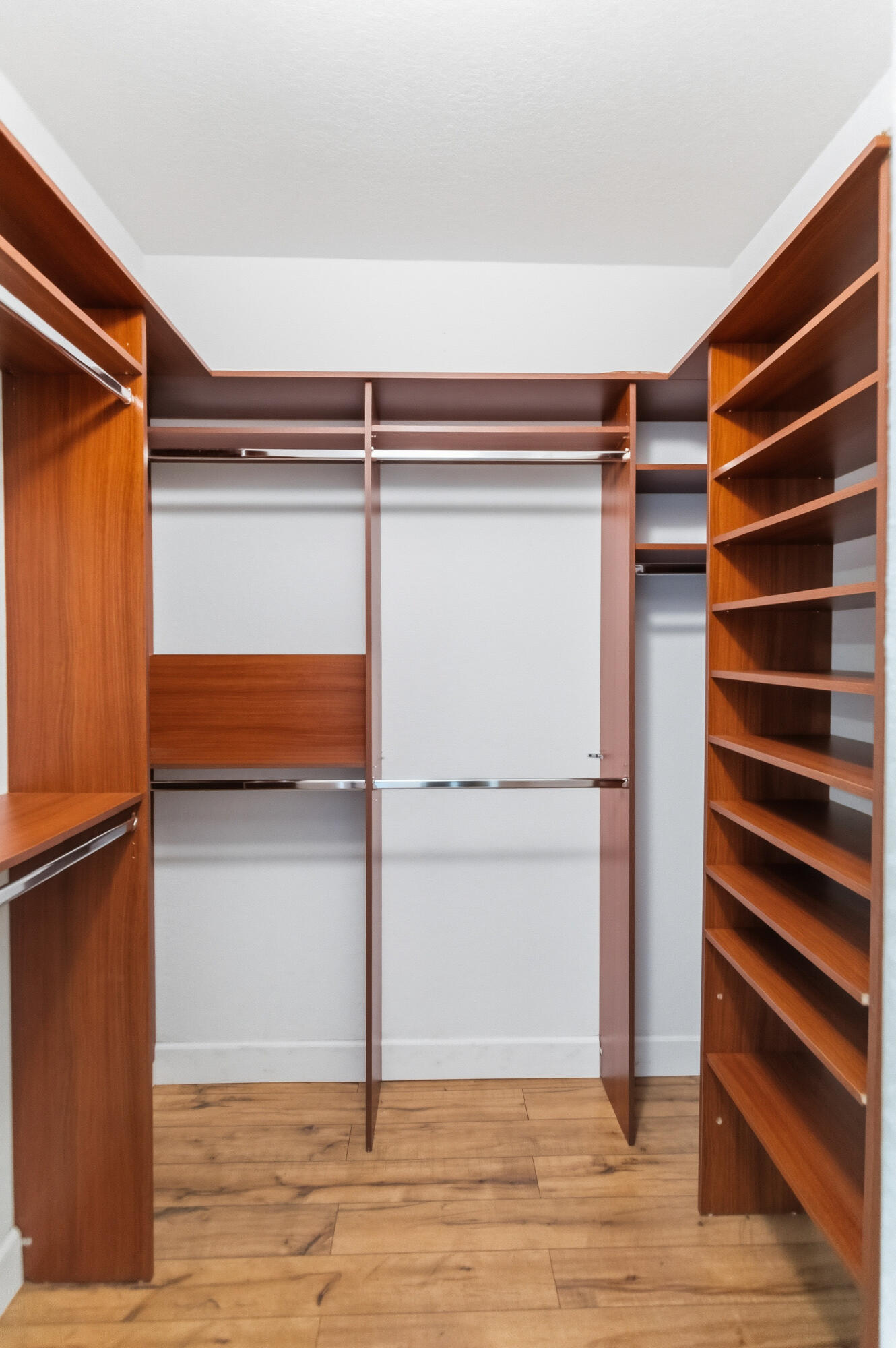 Escada 174-84 B - Residential Lease