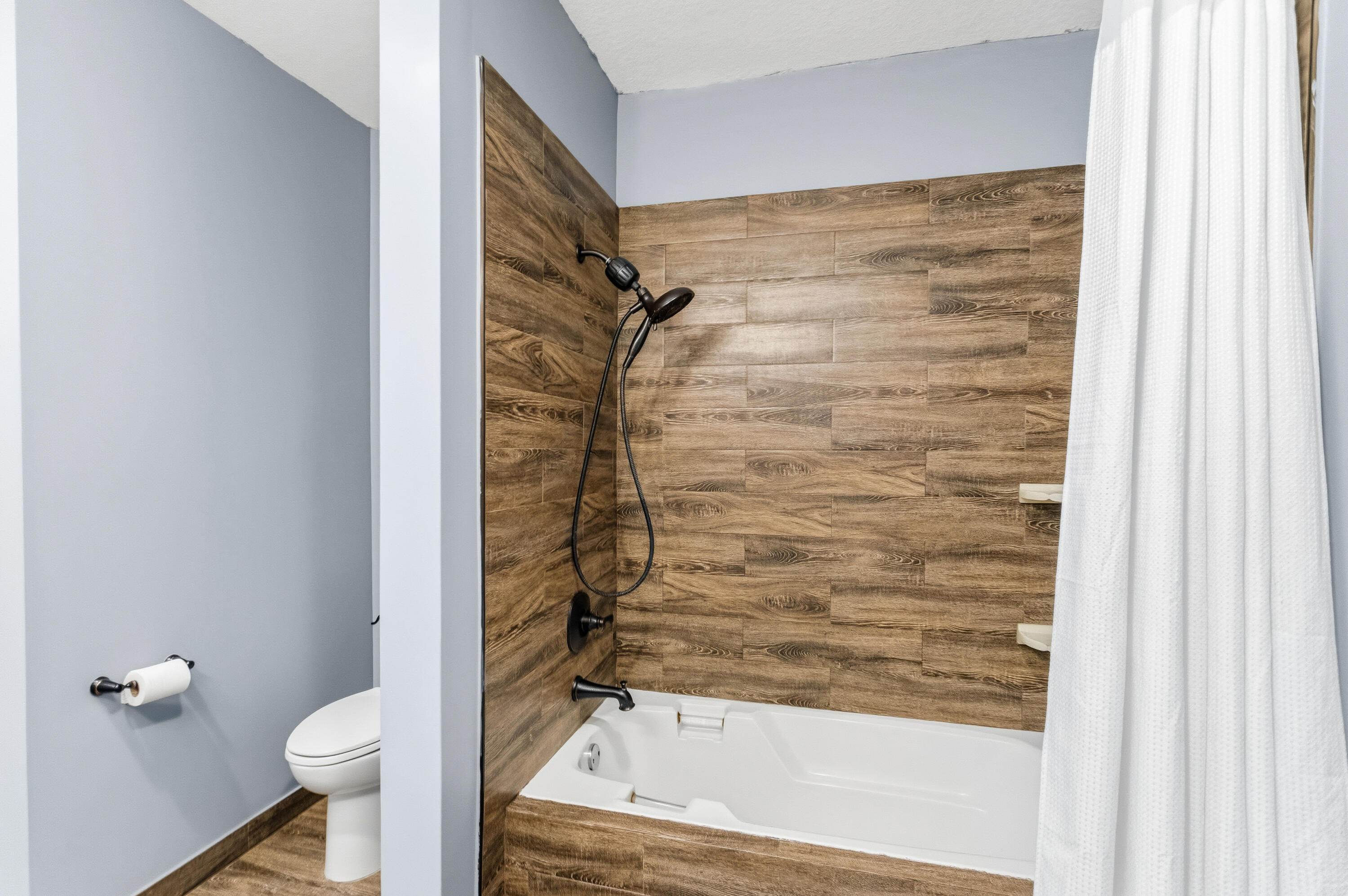Escada 174-84 B - Residential Lease
