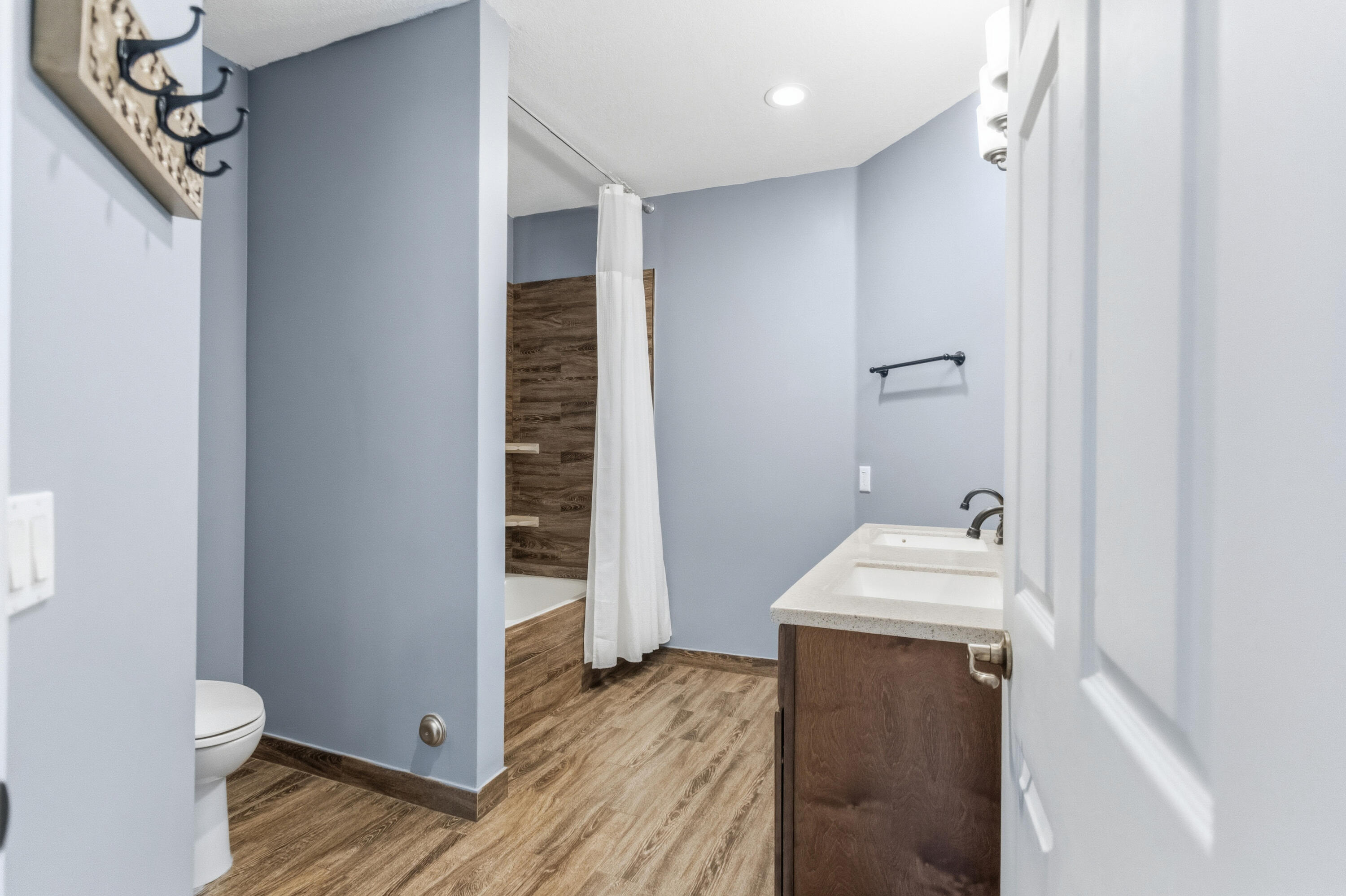 Escada 174-84 B - Residential Lease