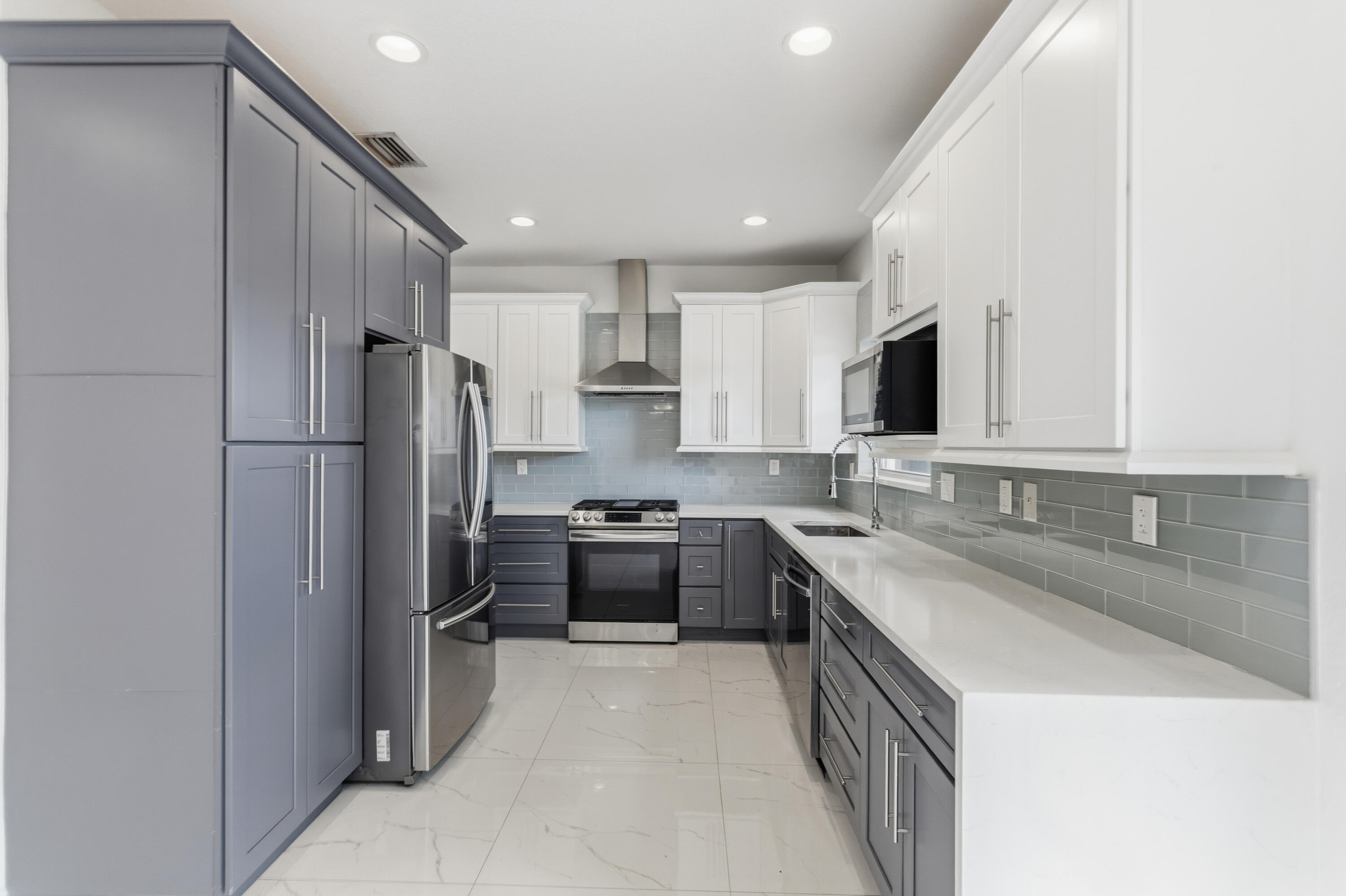 Escada 174-84 B - Residential Lease