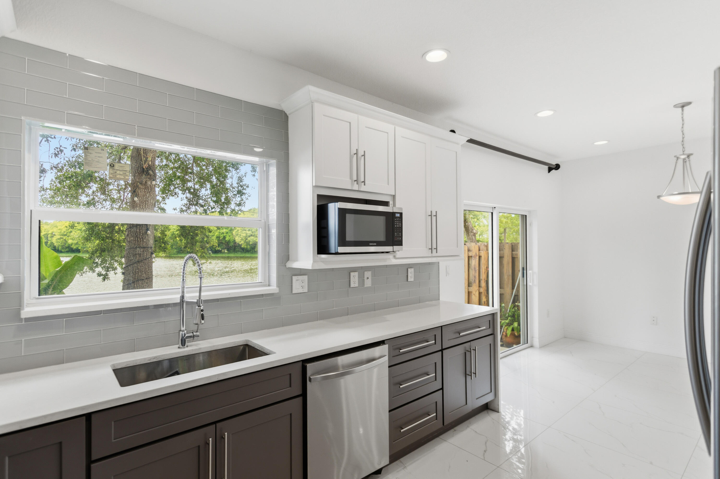 Escada 174-84 B - Residential Lease