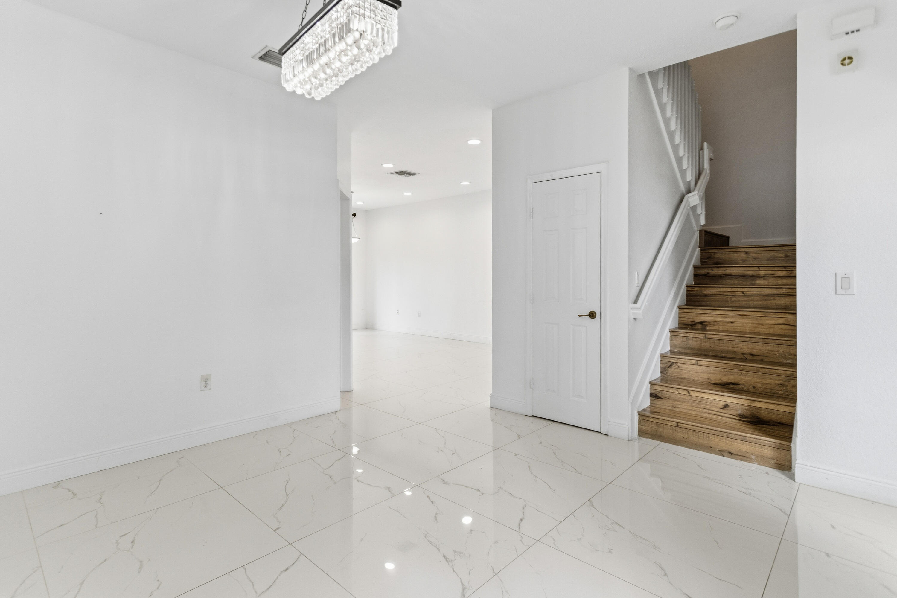 Escada 174-84 B - Residential Lease