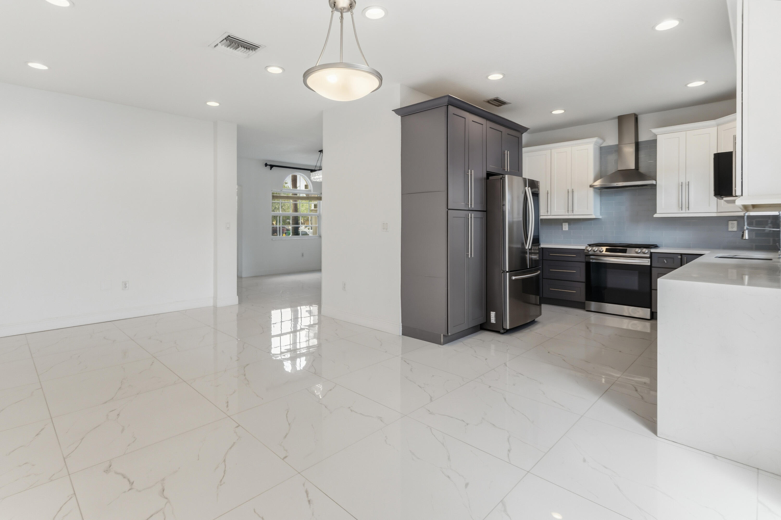 Escada 174-84 B - Residential Lease