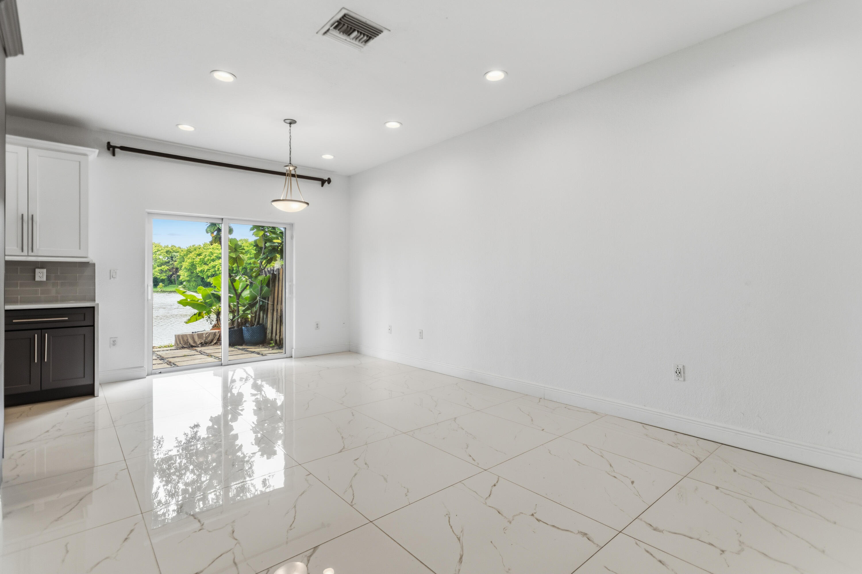 Escada 174-84 B - Residential Lease