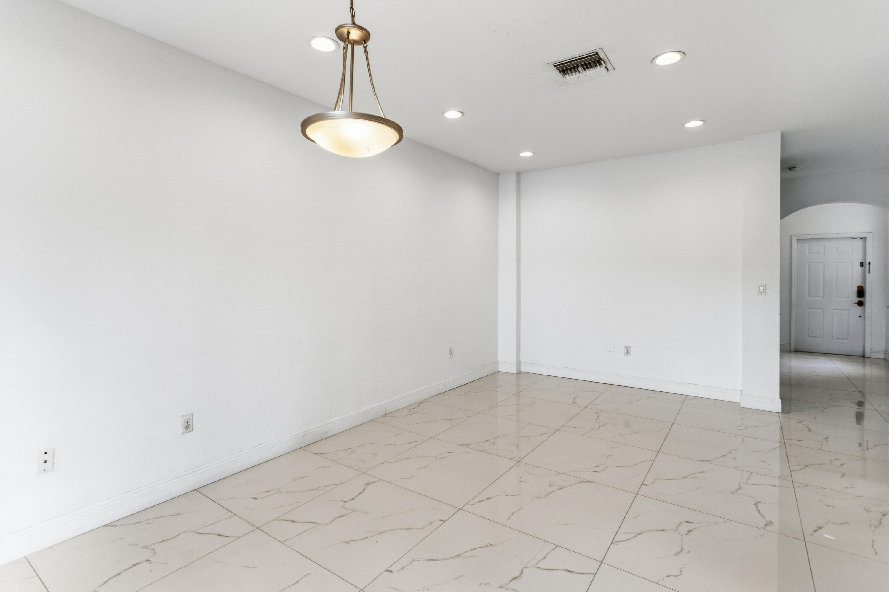 Escada 174-84 B - Residential Lease