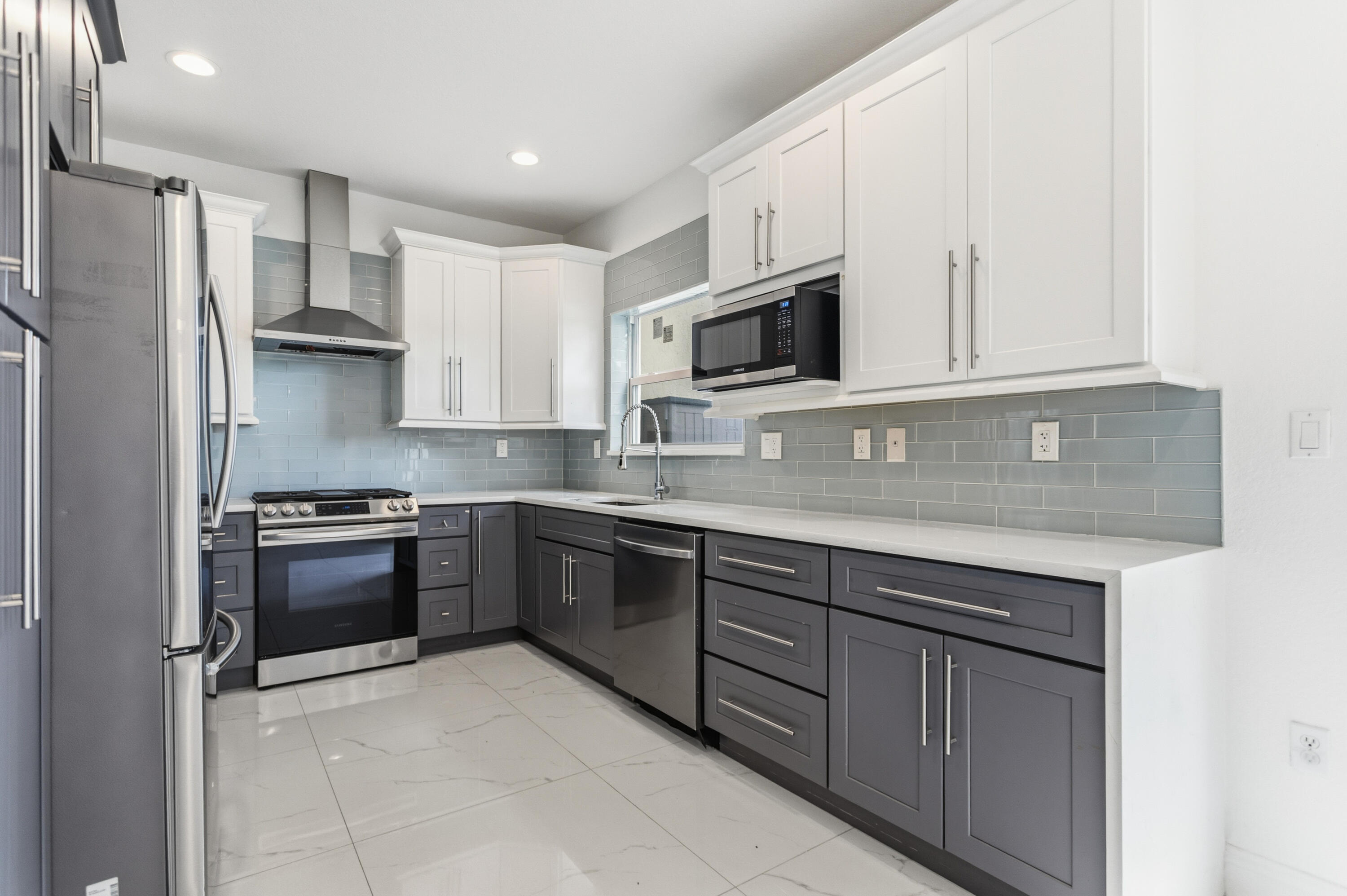 Escada 174-84 B - Residential Lease