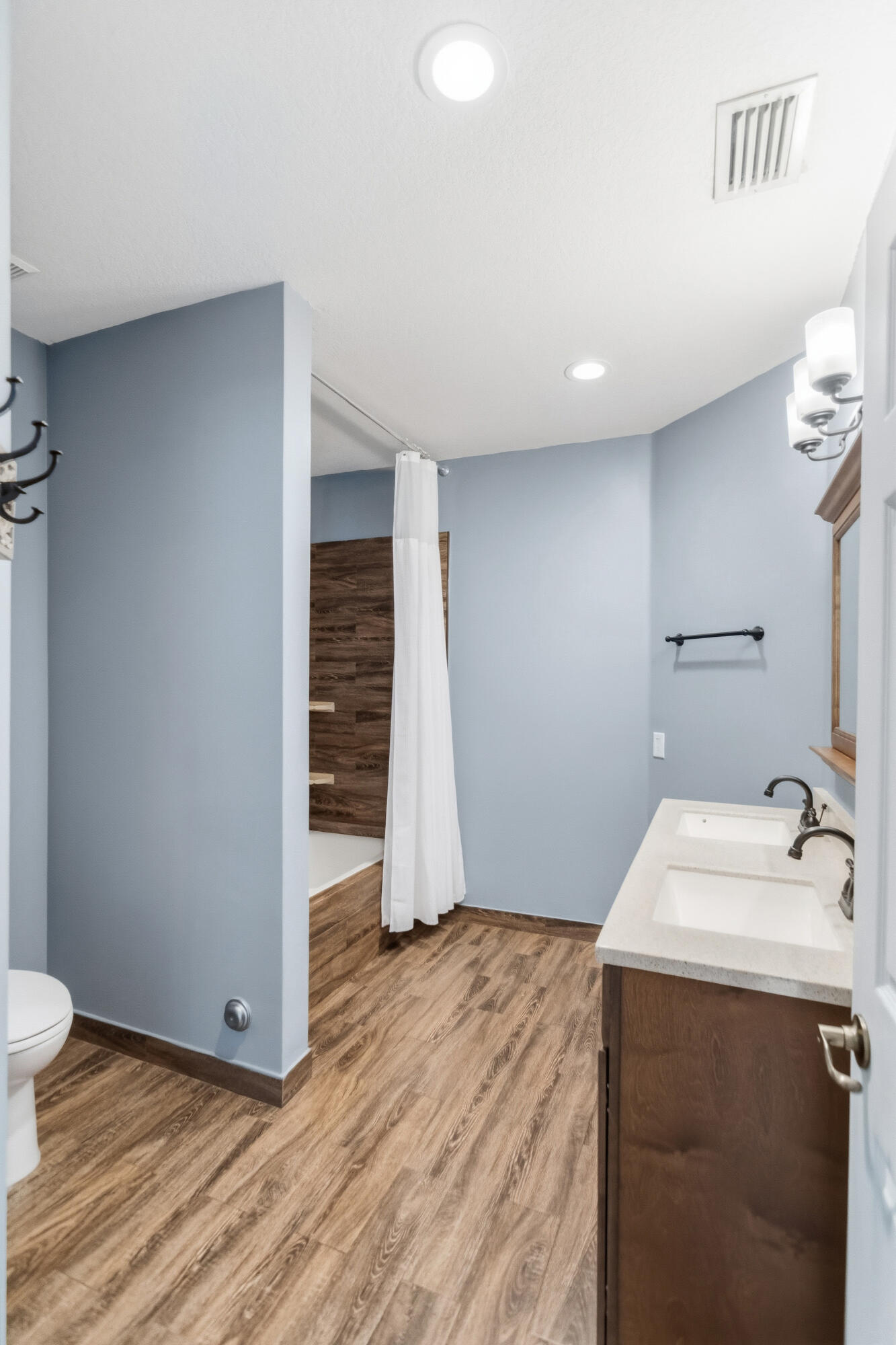 Escada 174-84 B - Residential Lease