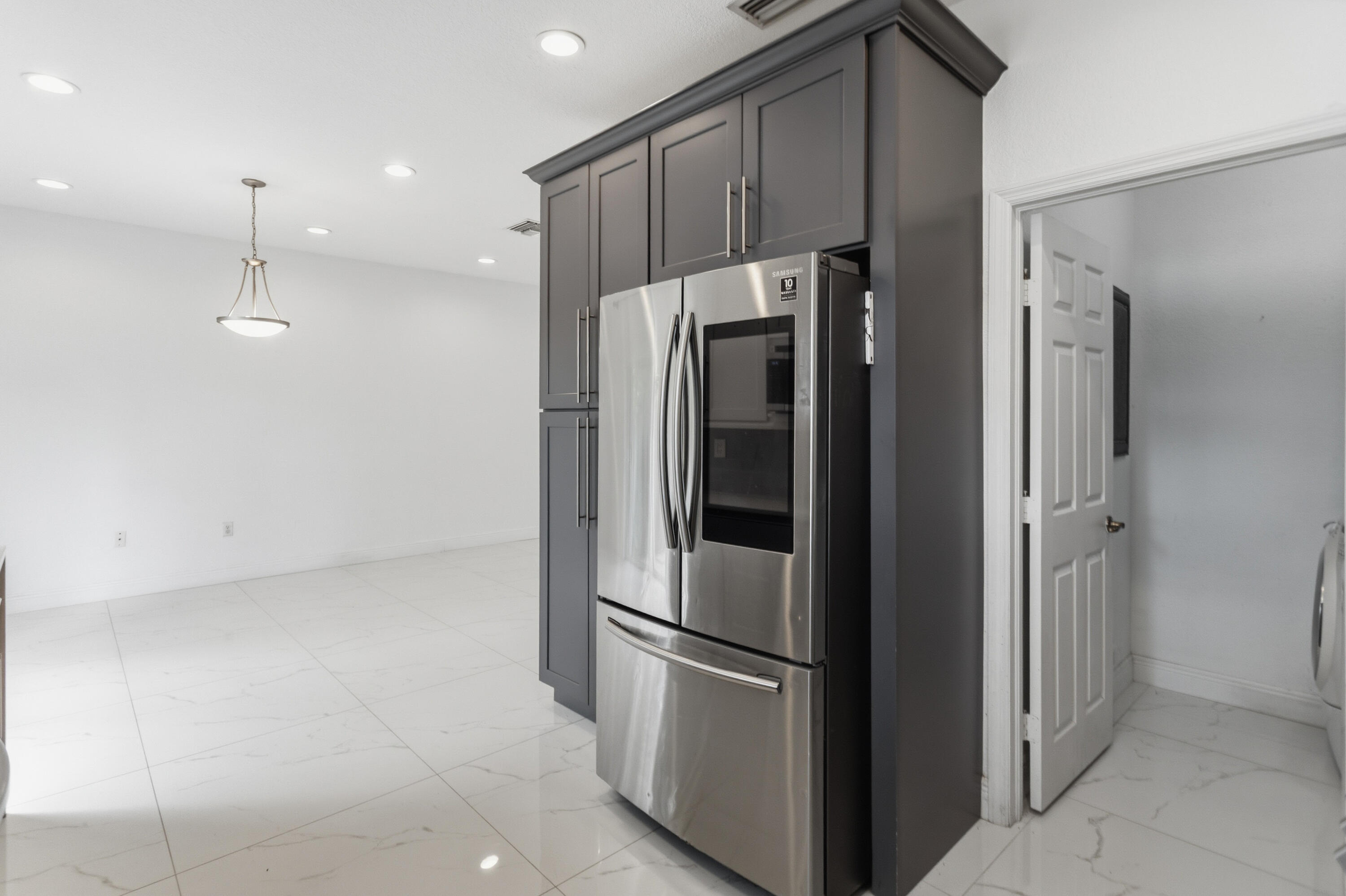 Escada 174-84 B - Residential Lease