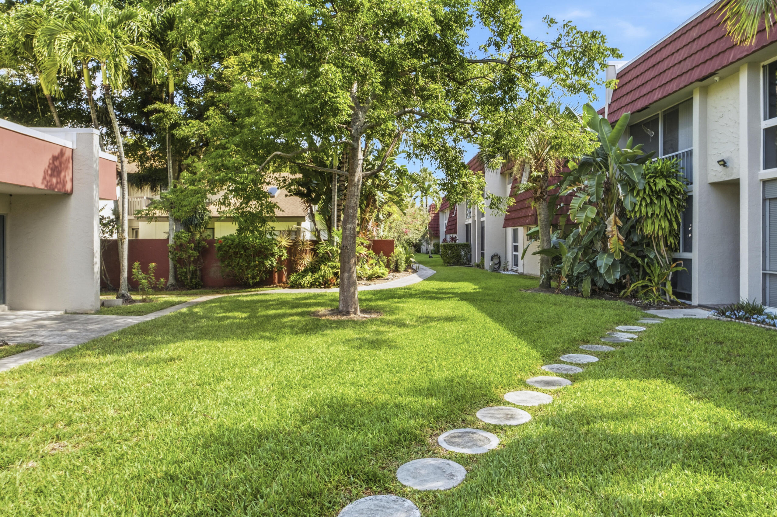 ENTRADA CONDOMINIUM I - Residential
