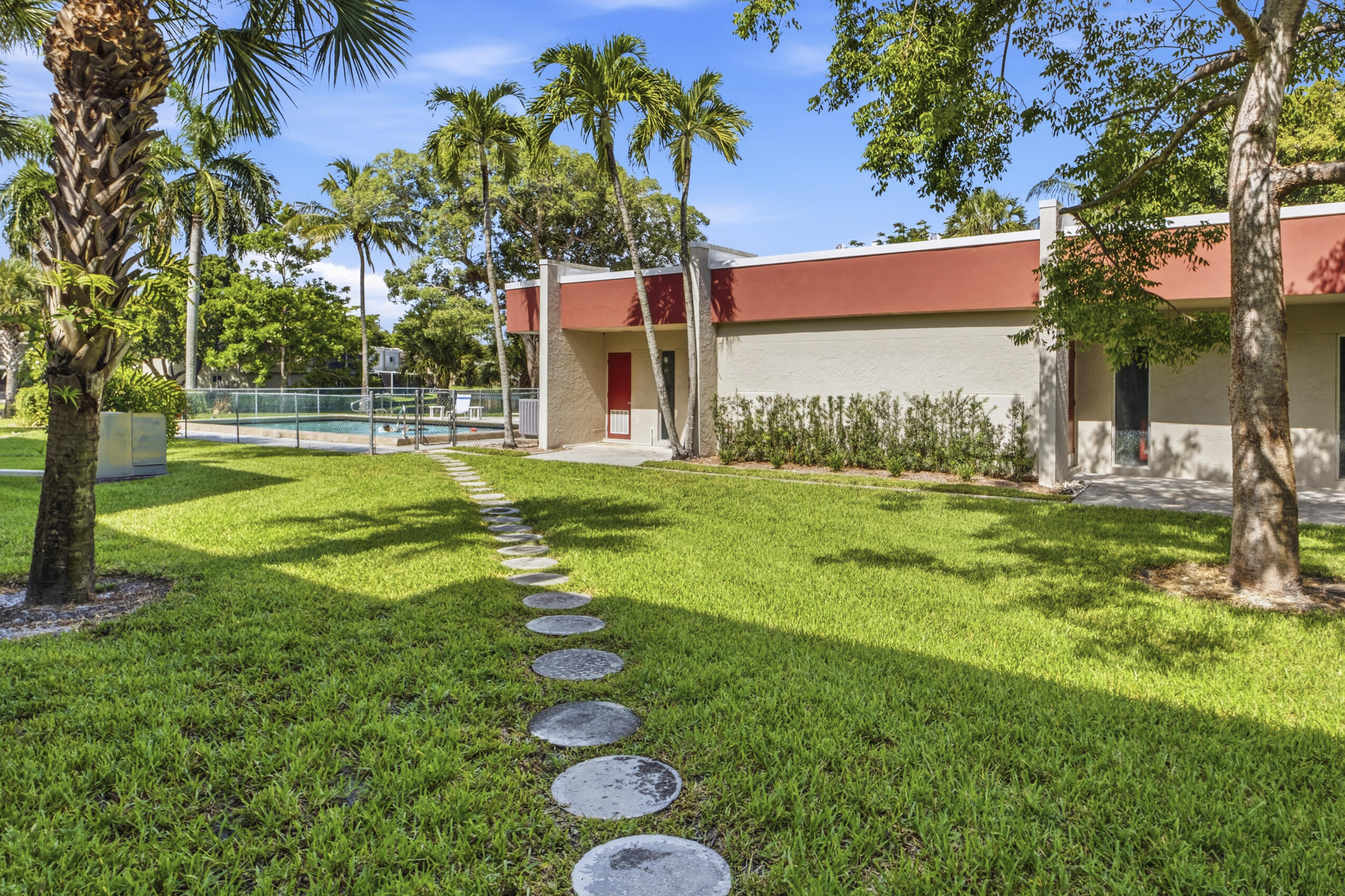 ENTRADA CONDOMINIUM I - Residential