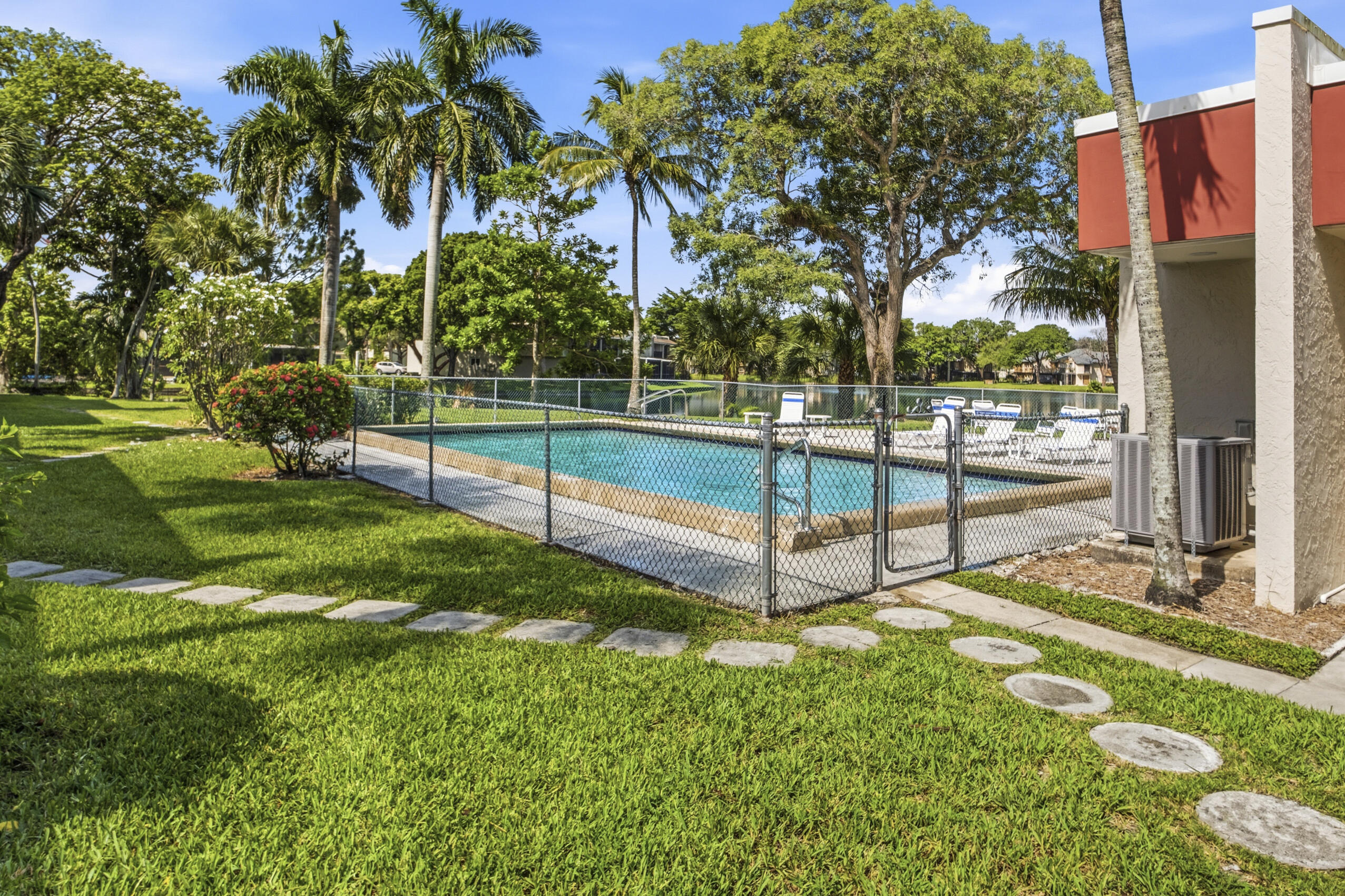 ENTRADA CONDOMINIUM I - Residential