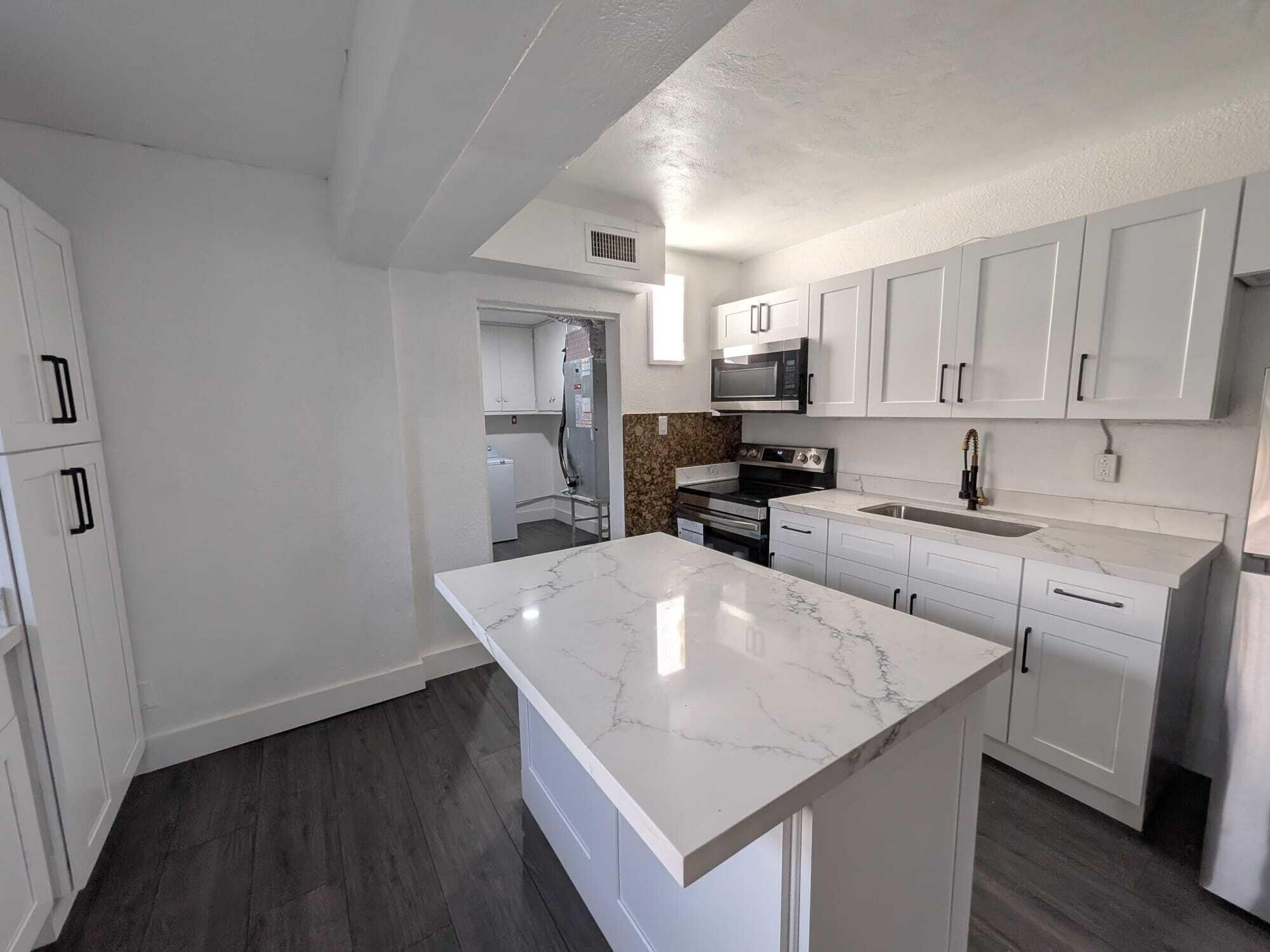3/2 SINGLE FAMILY HOME!! KITCHEN WOOD CABINET, GRANITE COUNTER TOP!, HUGE MASTER BEDROOM WITH A NEW ROOF INCLUDED AS WELL!