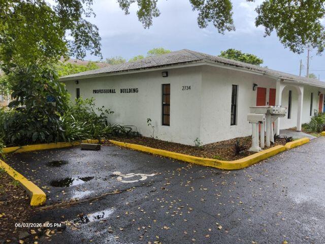 WATER GARBAGE AND ELECTRIC INCLUDED IN THE RENT, 2 BATHROOMS, WASHER AND DRYER, CENTRAL A/C, THE UNIT CAN BE RENTED AS/IS OR CAN BE EMPTIED AND CLEANED AND PAINTED, MULTIPLE EXAM ROOMS, VERY FLEXIBLE LAYOUT!