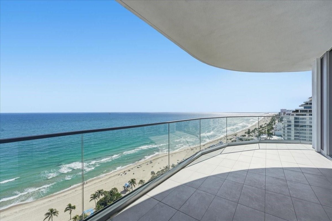 SELENE OCEANFRONT - Residential