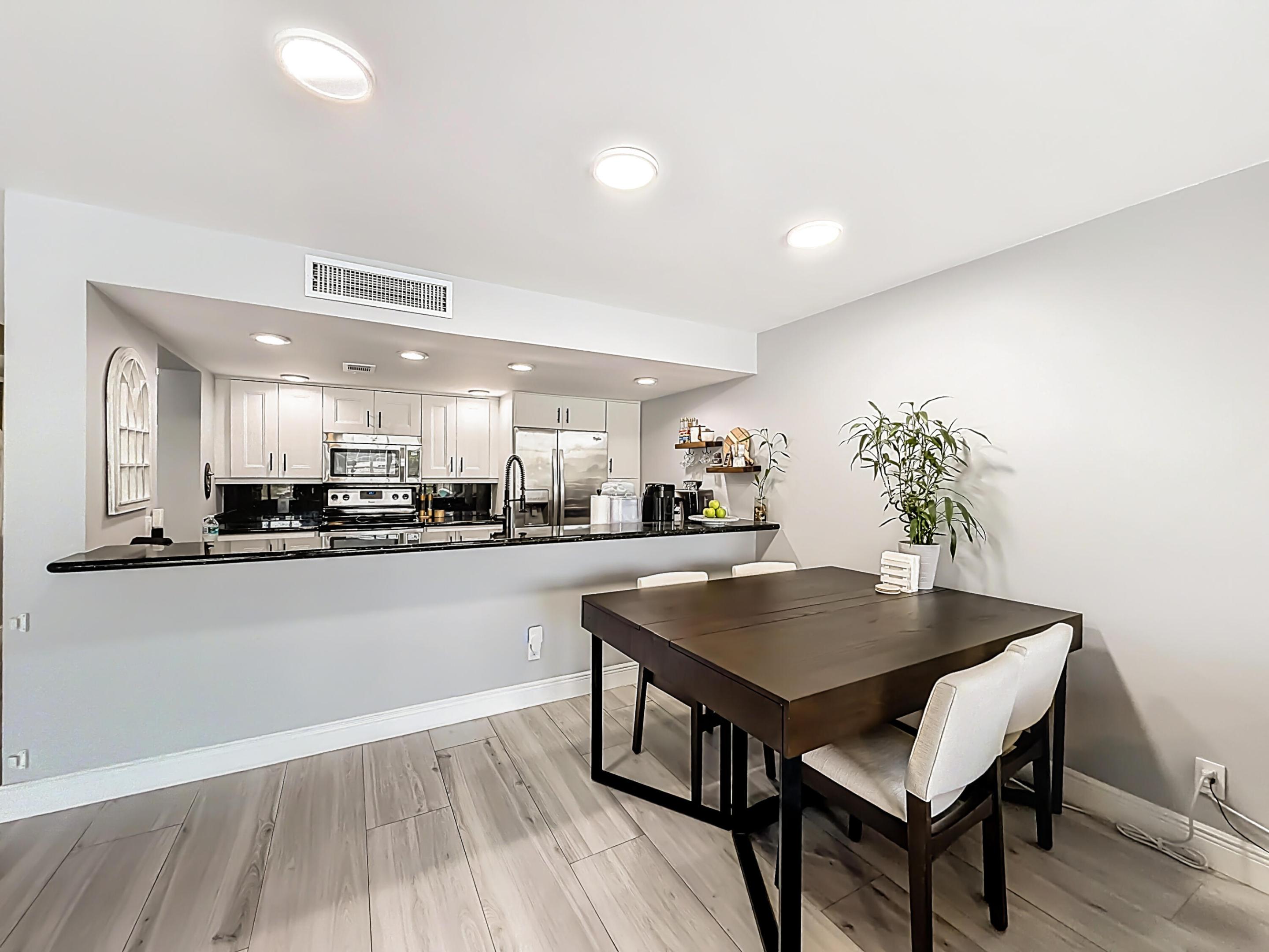 VILLAS LAKES - Residential Lease