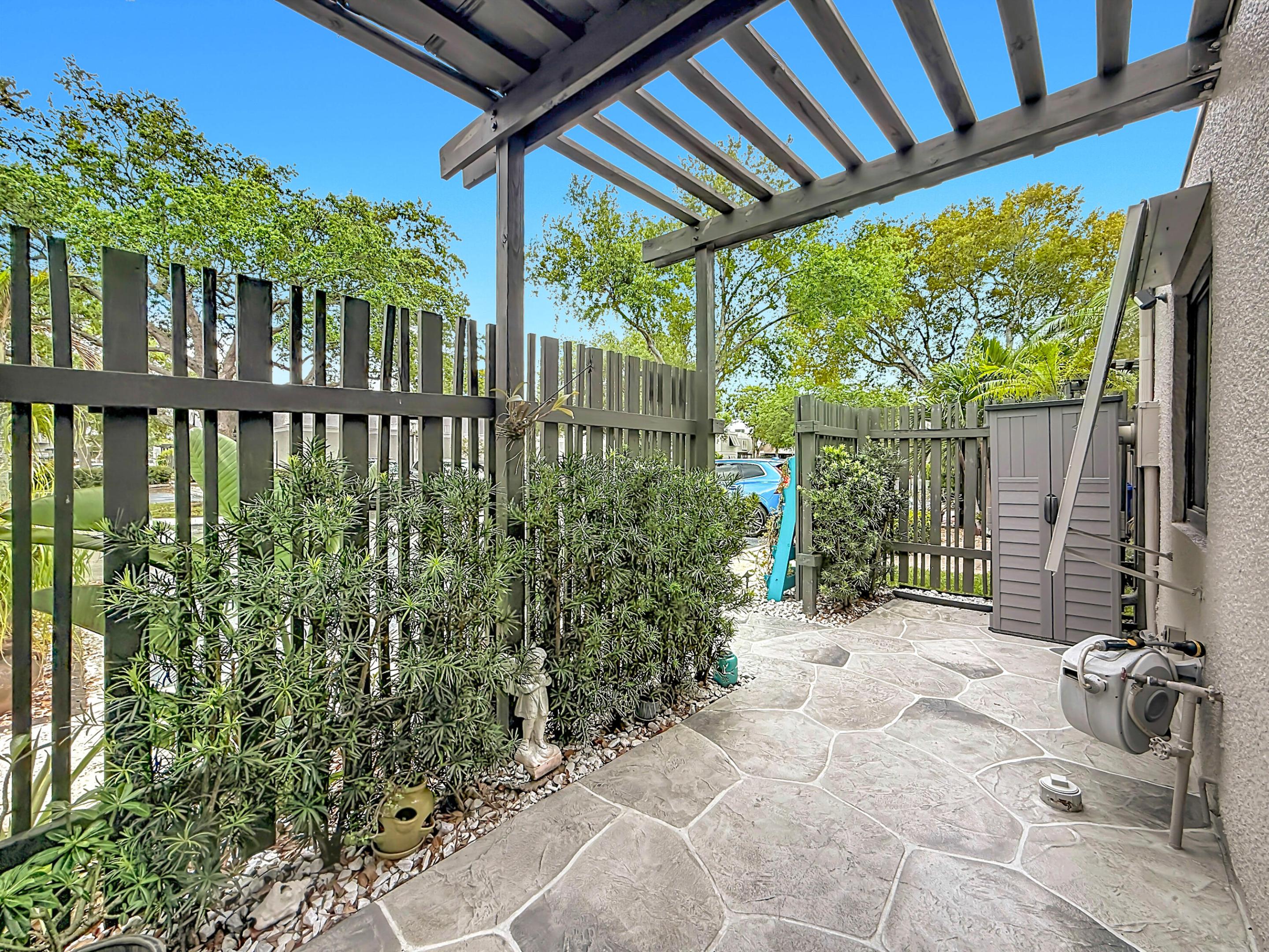 VILLAS LAKES - Residential Lease