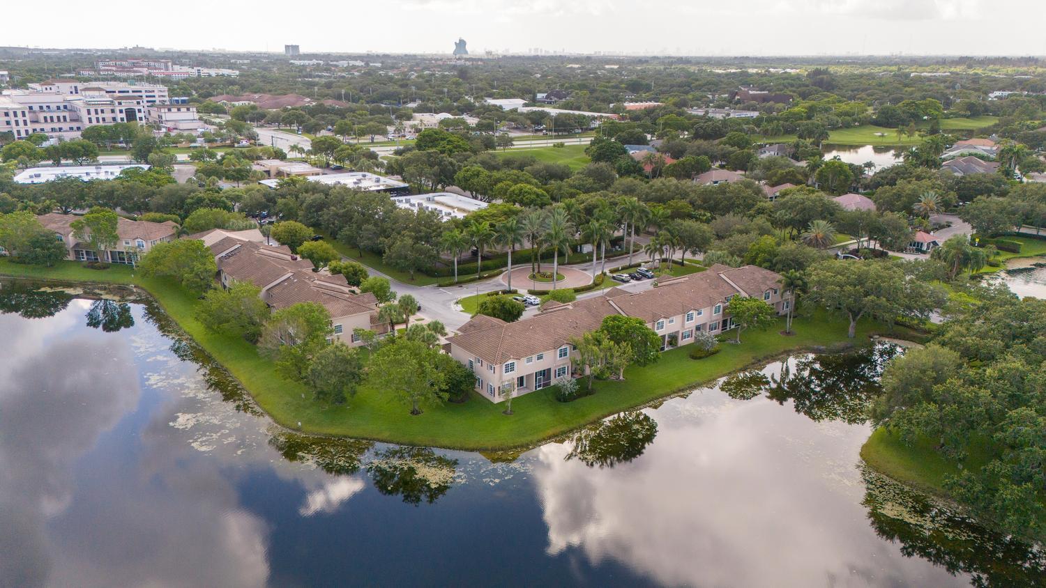 ROLLING HILLS GOLF & TENNIS CLUB - Residential