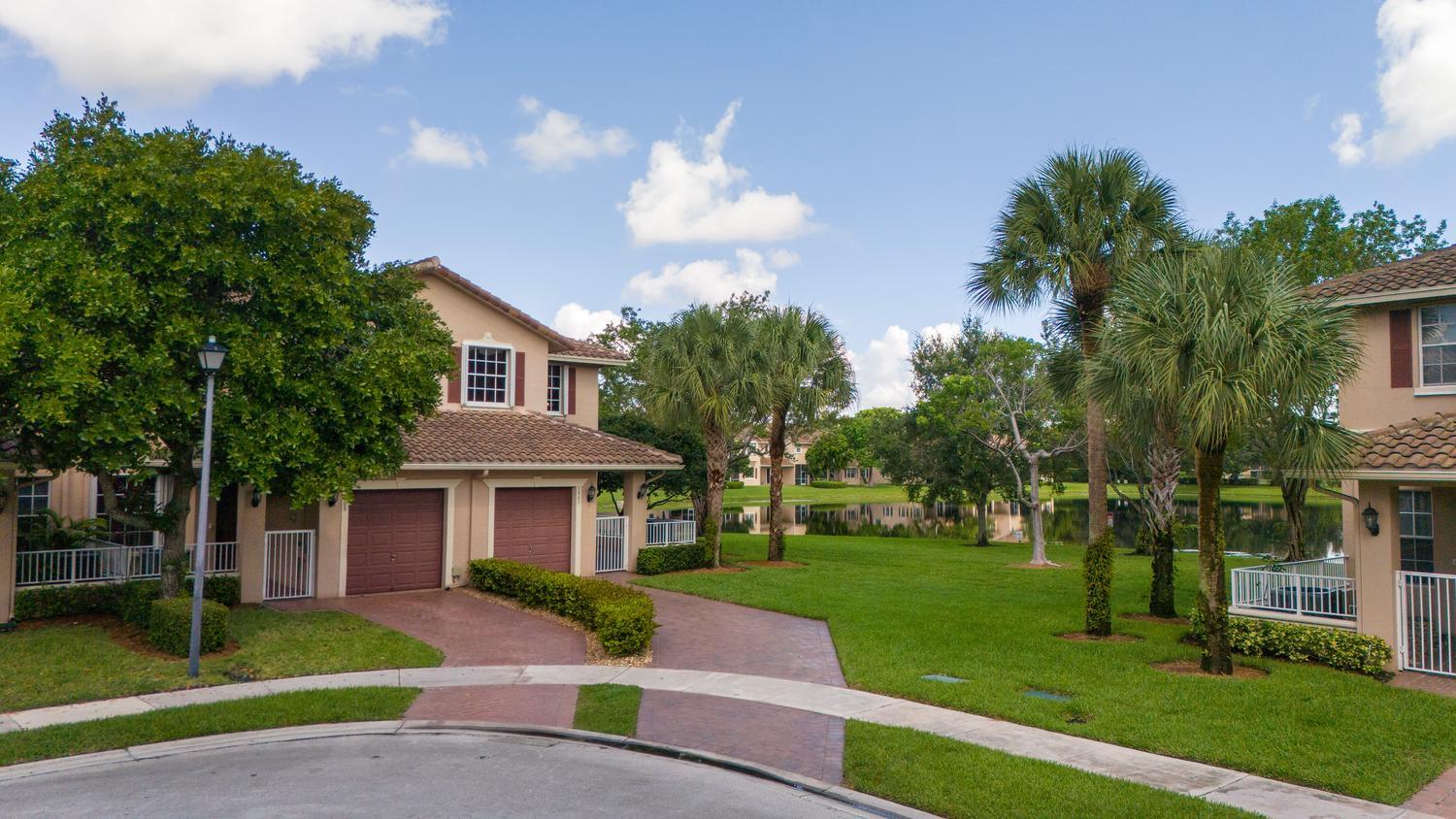 ROLLING HILLS GOLF & TENNIS CLUB - Residential