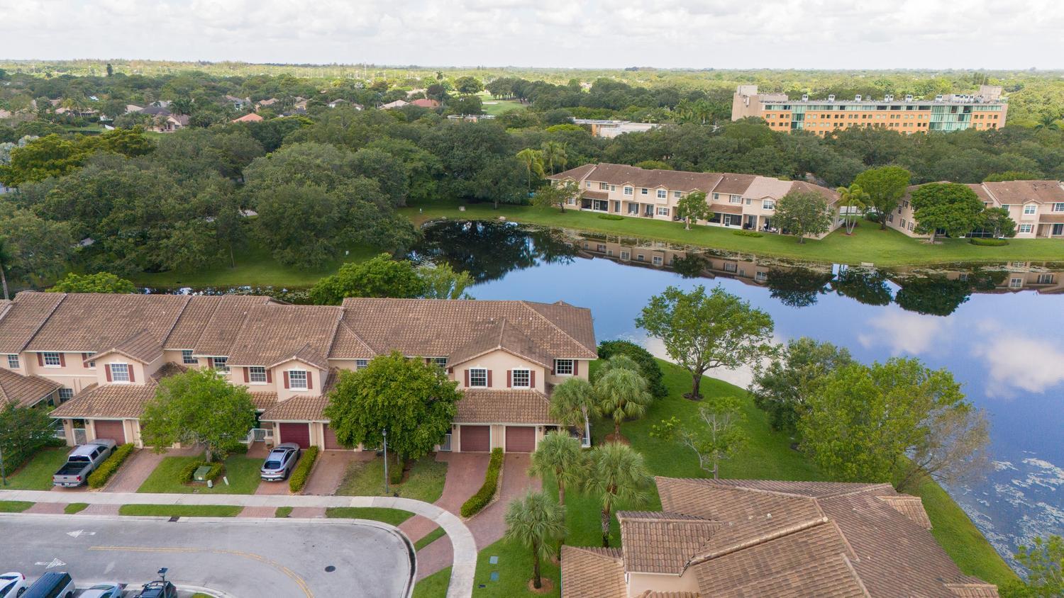 ROLLING HILLS GOLF & TENNIS CLUB - Residential