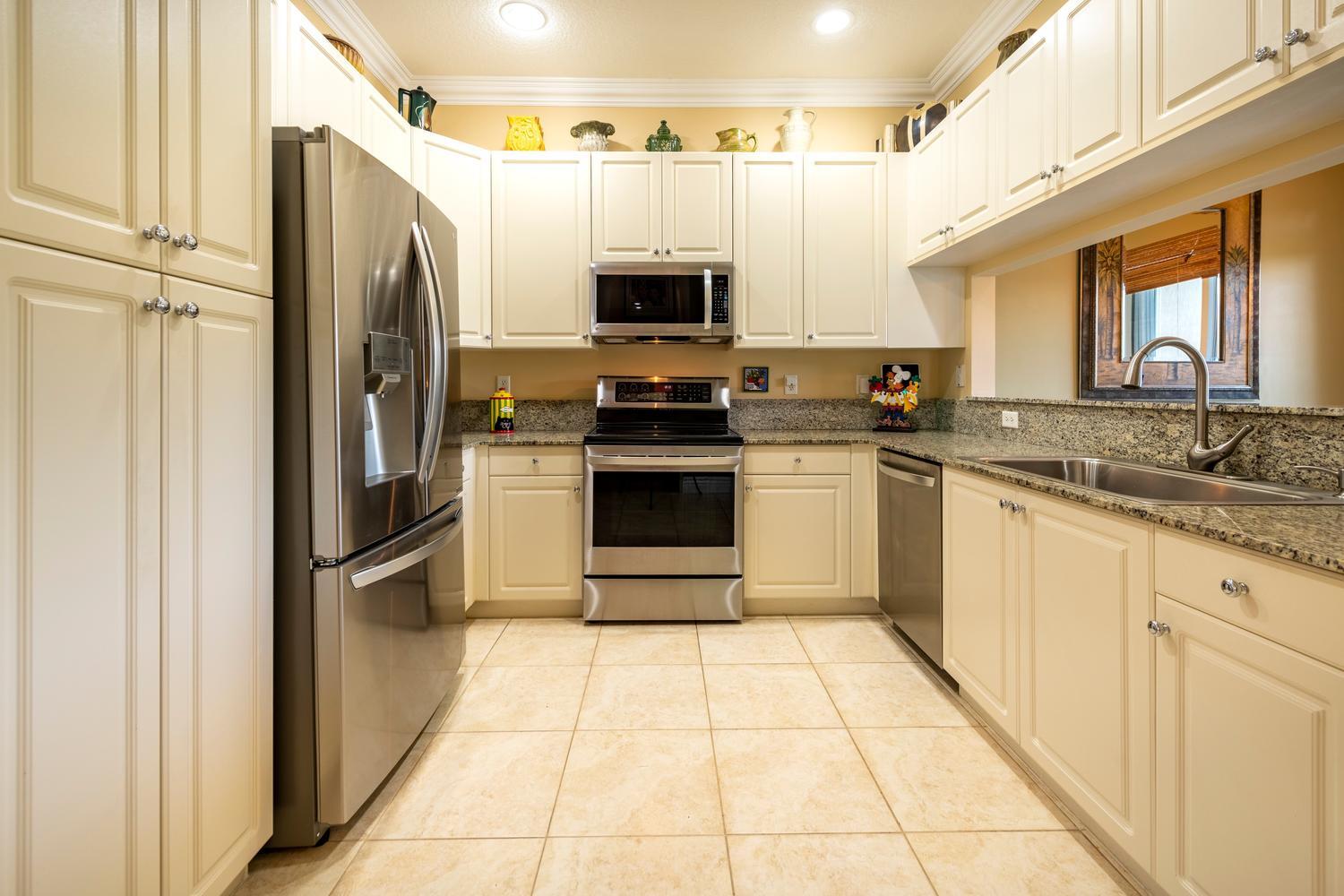 ROLLING HILLS GOLF & TENNIS CLUB - Residential