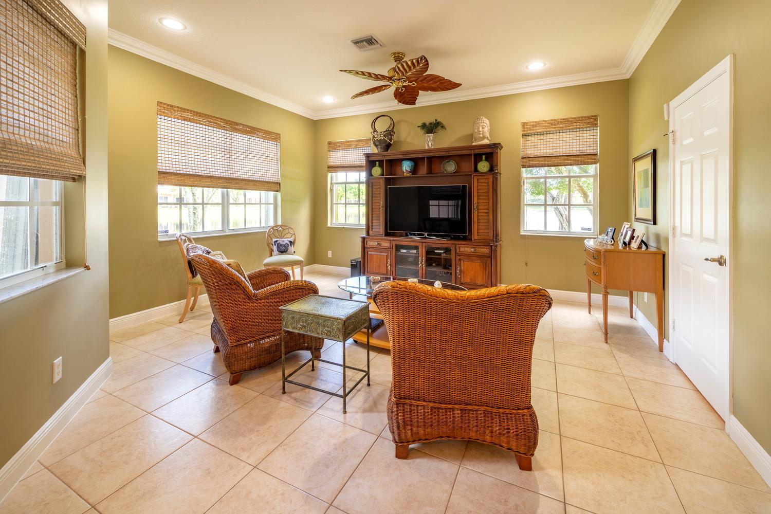 ROLLING HILLS GOLF & TENNIS CLUB - Residential