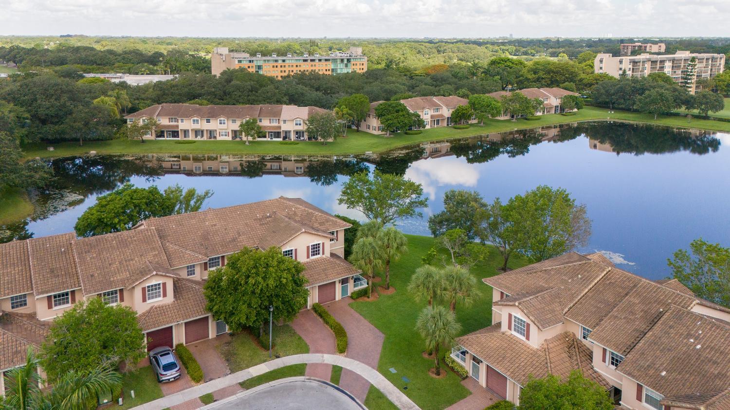ROLLING HILLS GOLF & TENNIS CLUB - Residential