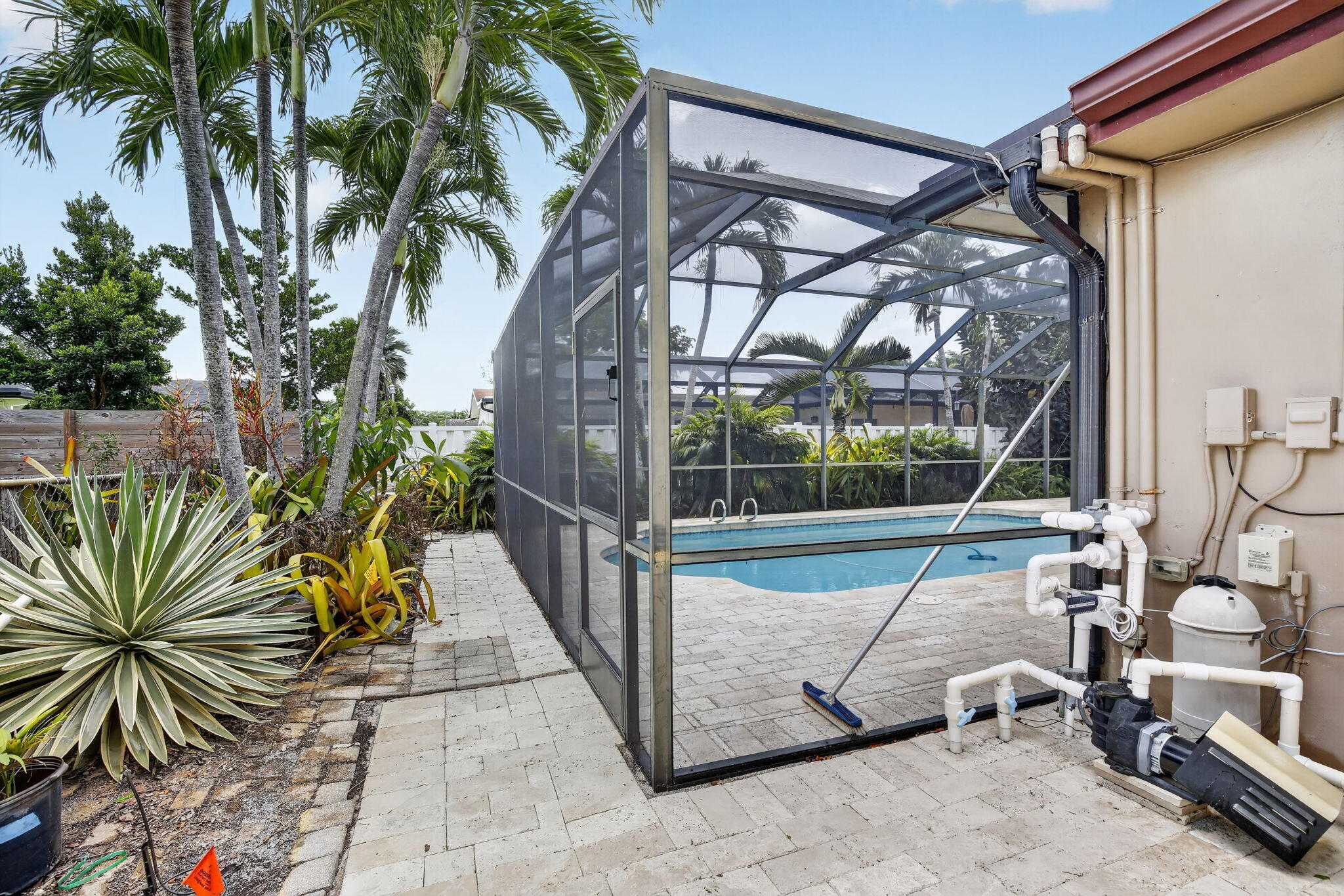PEMBROKE LAKES SEC 1 - Residential