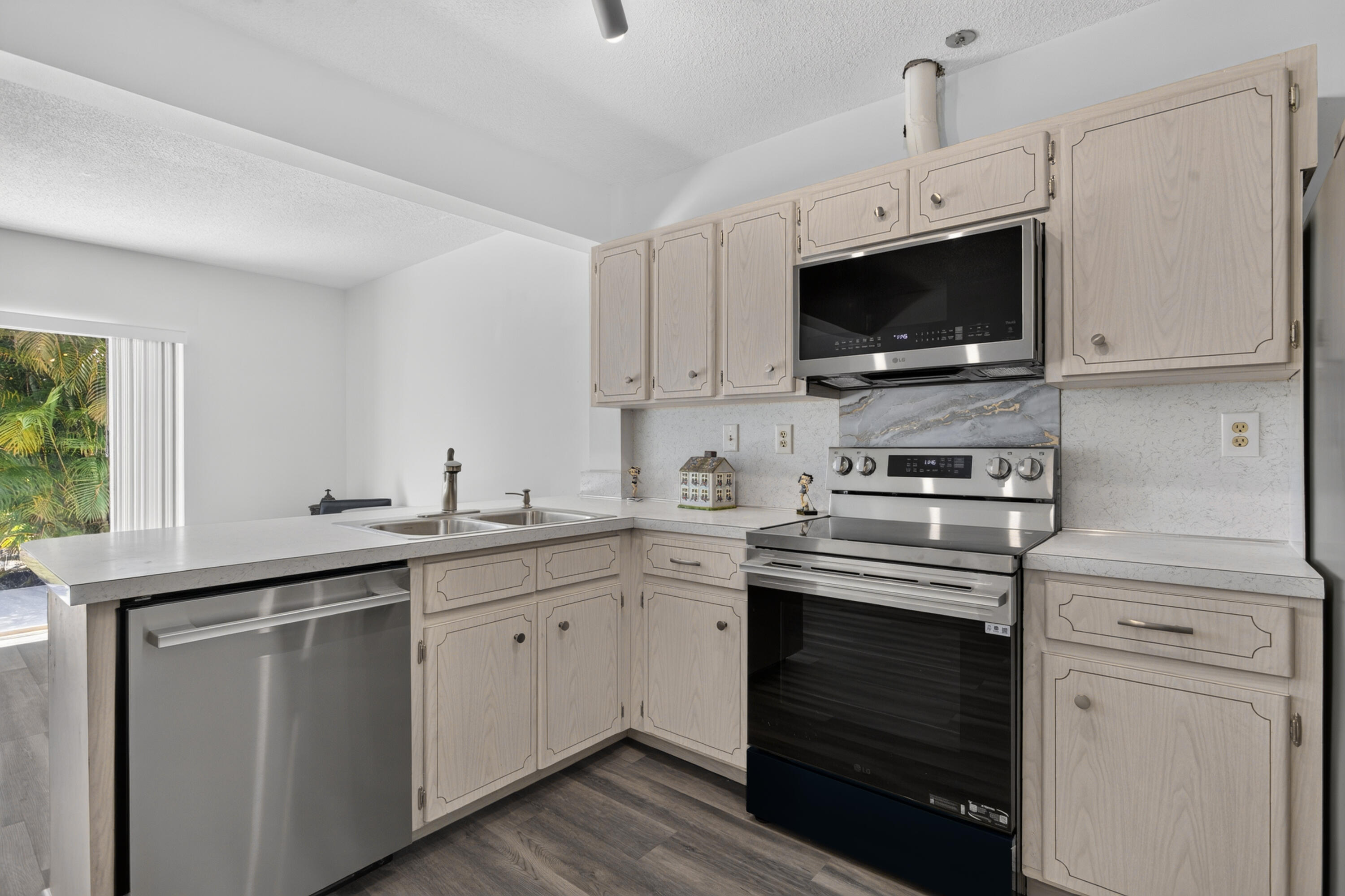 BEACHWAY ESTATES - Residential Income