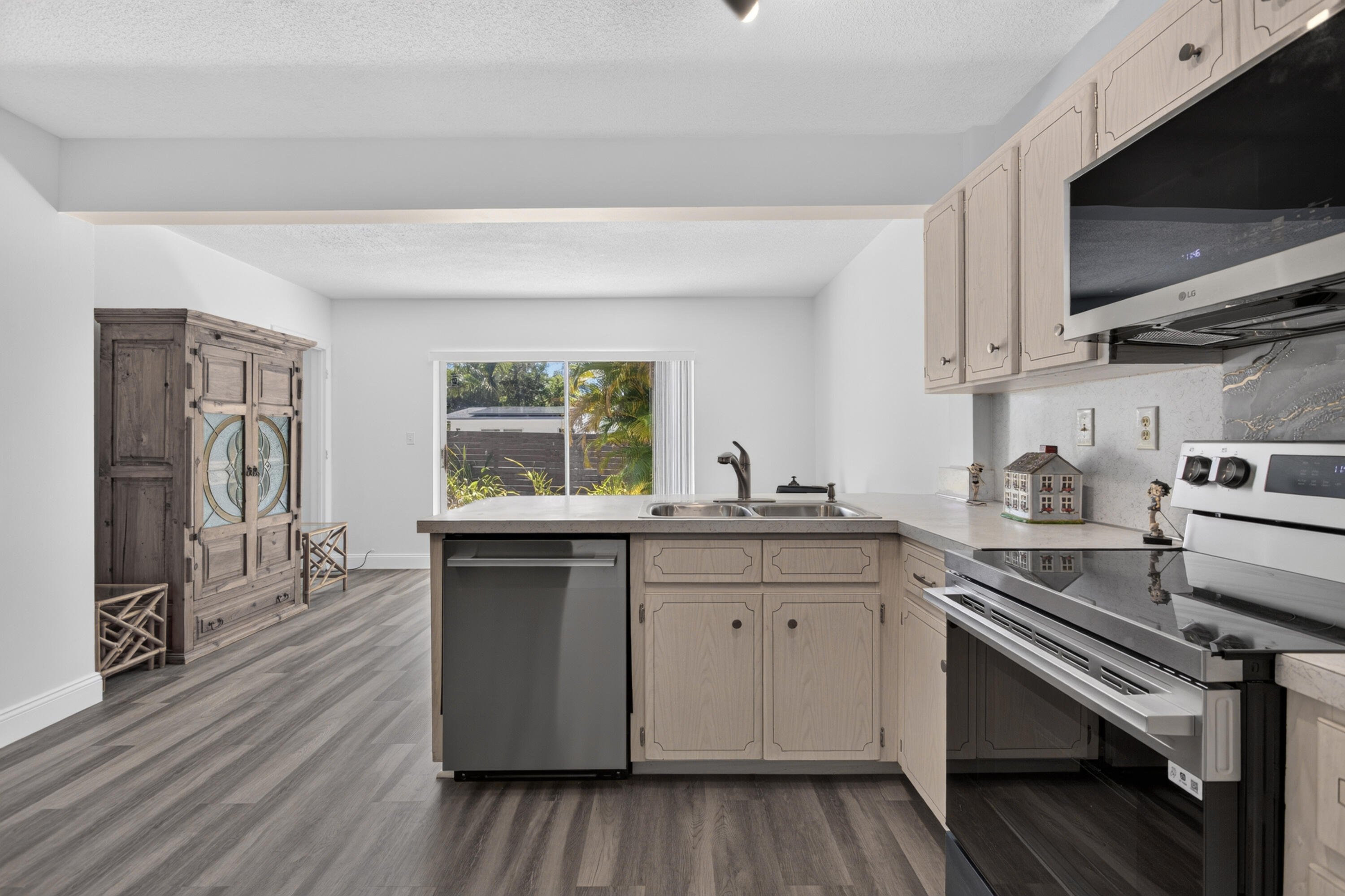 BEACHWAY ESTATES - Residential Income