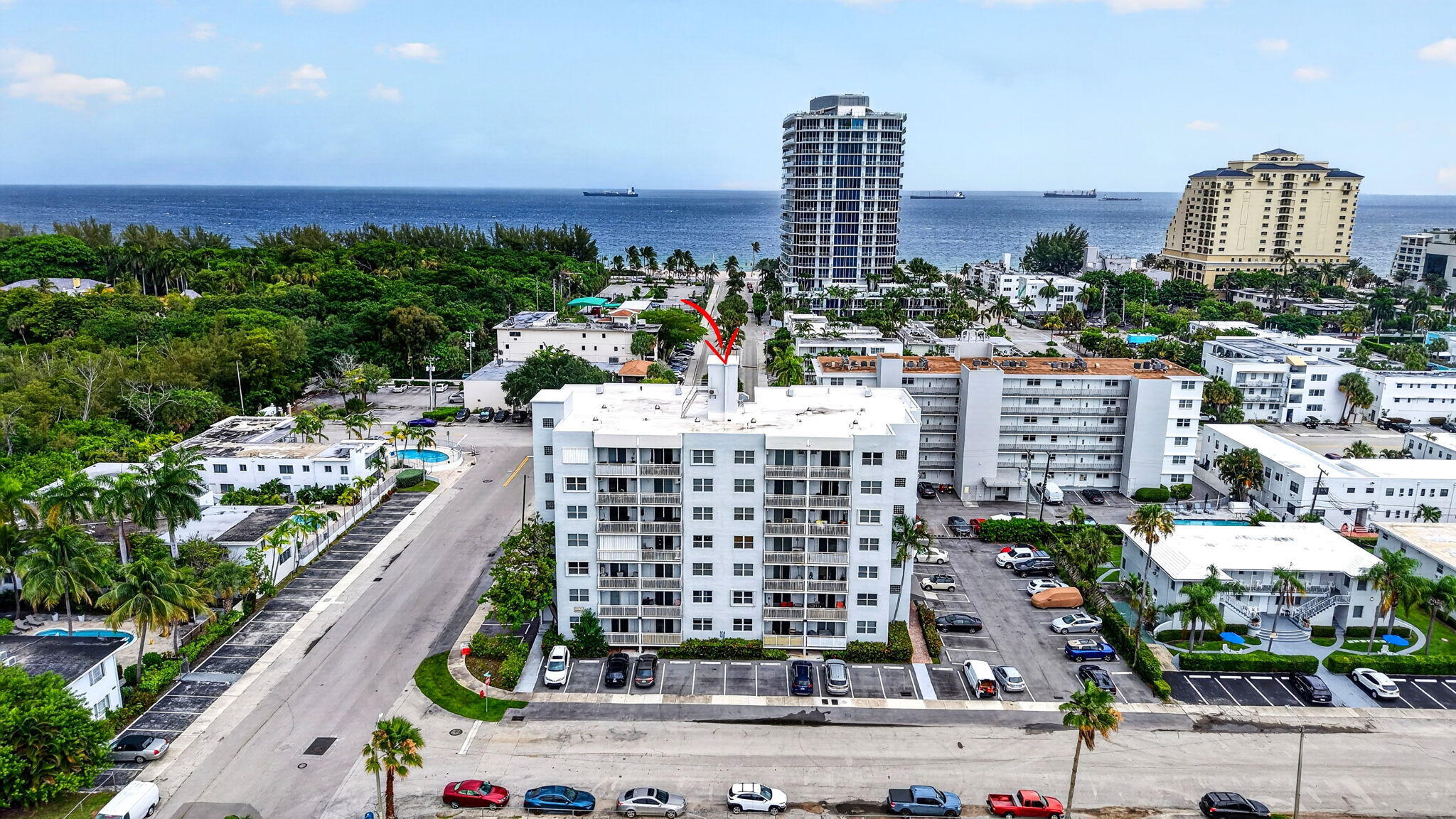 LIVE THE LIFESTYLE OF FORT LAUDERALE  BEACH, IN THIS 1 BED/1 BATH CONDO!  TOP FLOOR WITH OPEN BALCONY. HAVE A COFFE OR DRINK AND WATCH THE SUNSET . BUYERS CAN MOVE IN AND UPGRADE AT THEIR OWN TIME.BUILDING HAS STRONG RESERVES AND HAS PASSED ALL INSPECTIONS. WORK OUT IN THE GYM, ALL SIT BY THE POOL, WORK OUT IN THE GYM. WALK TO ALL RESTURANTS, STORES, NIGHTLIFE, AND THE BEACH. WALKING DISTANCE TO LAS OLAS AND MINUTES FROM THE PORT AND AIPORT !