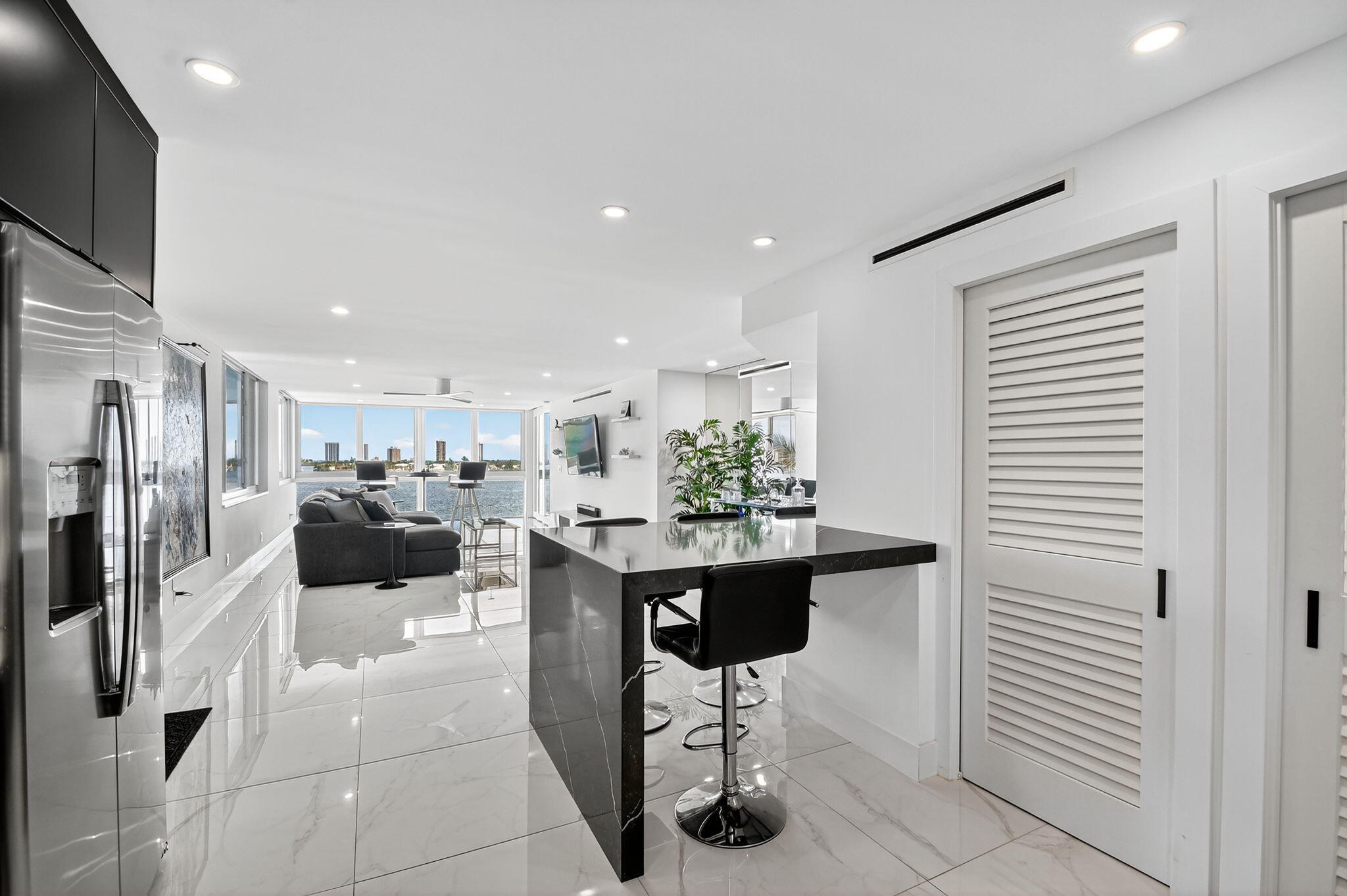 LAKE HARBOUR TOWERS CONDO - Residential