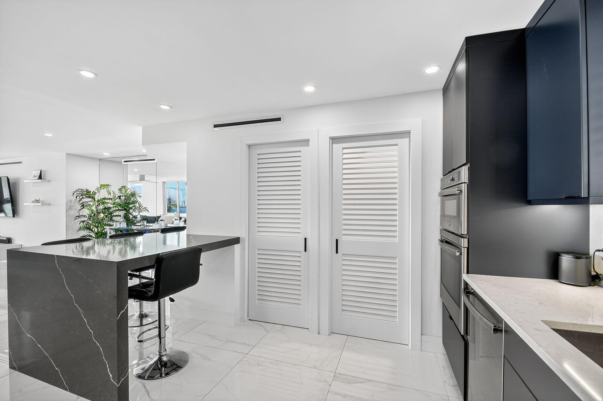 LAKE HARBOUR TOWERS CONDO - Residential