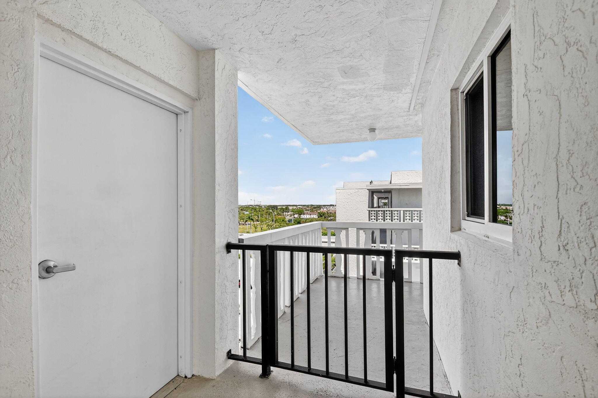 LAKE HARBOUR TOWERS CONDO - Residential