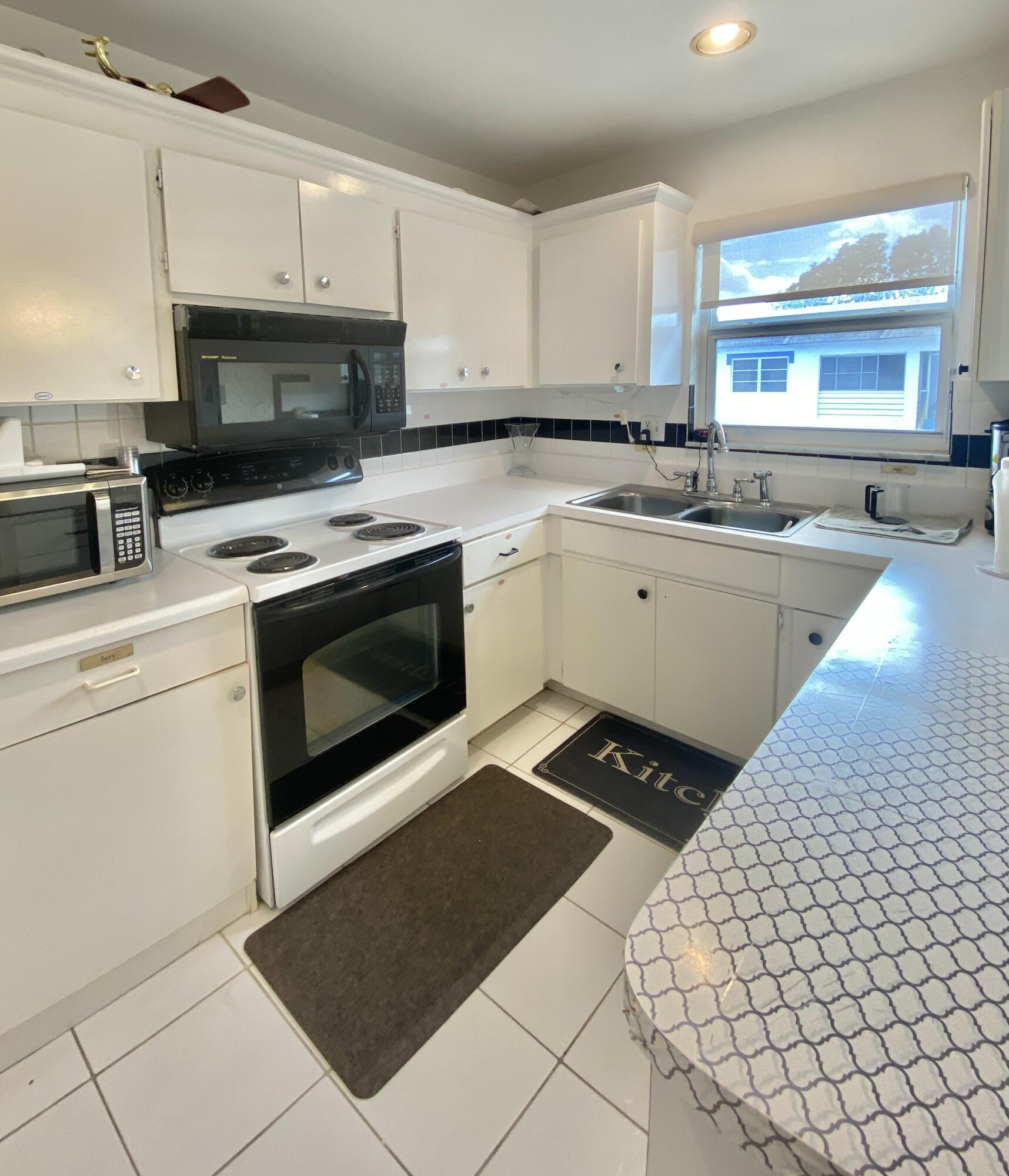 CENTURY VILLAGE / STRATFORD CONDO - Residential Lease
