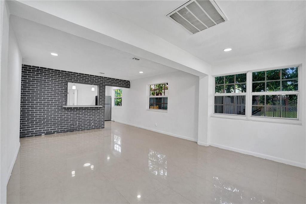 HOLLYWOOD PARK - Residential