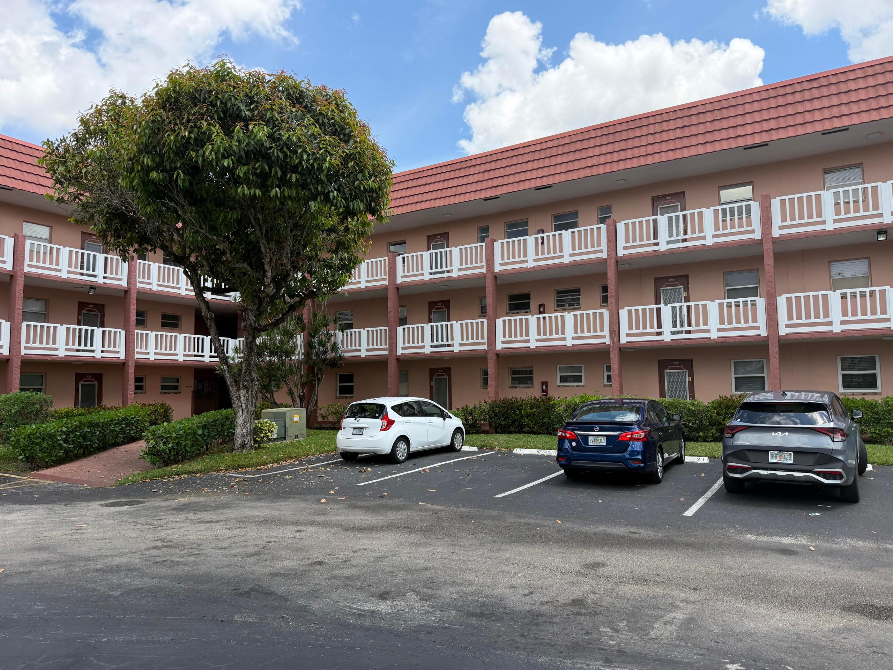 BEAUTIFUL UPGRADED1 BEDROOM, 1.5 BATH UNIT WITH A AMAZING LAKE VIEW. LOCATED IN A DESIRABLE 55+ COMMUNITY WITH A LOT AMENITIES. ASSOCIATION REQUIRES A MINIMUM 700 CREDIT SCORE AND $35,000 ANNUAL INCOME. NO LEASING PERMITTED.