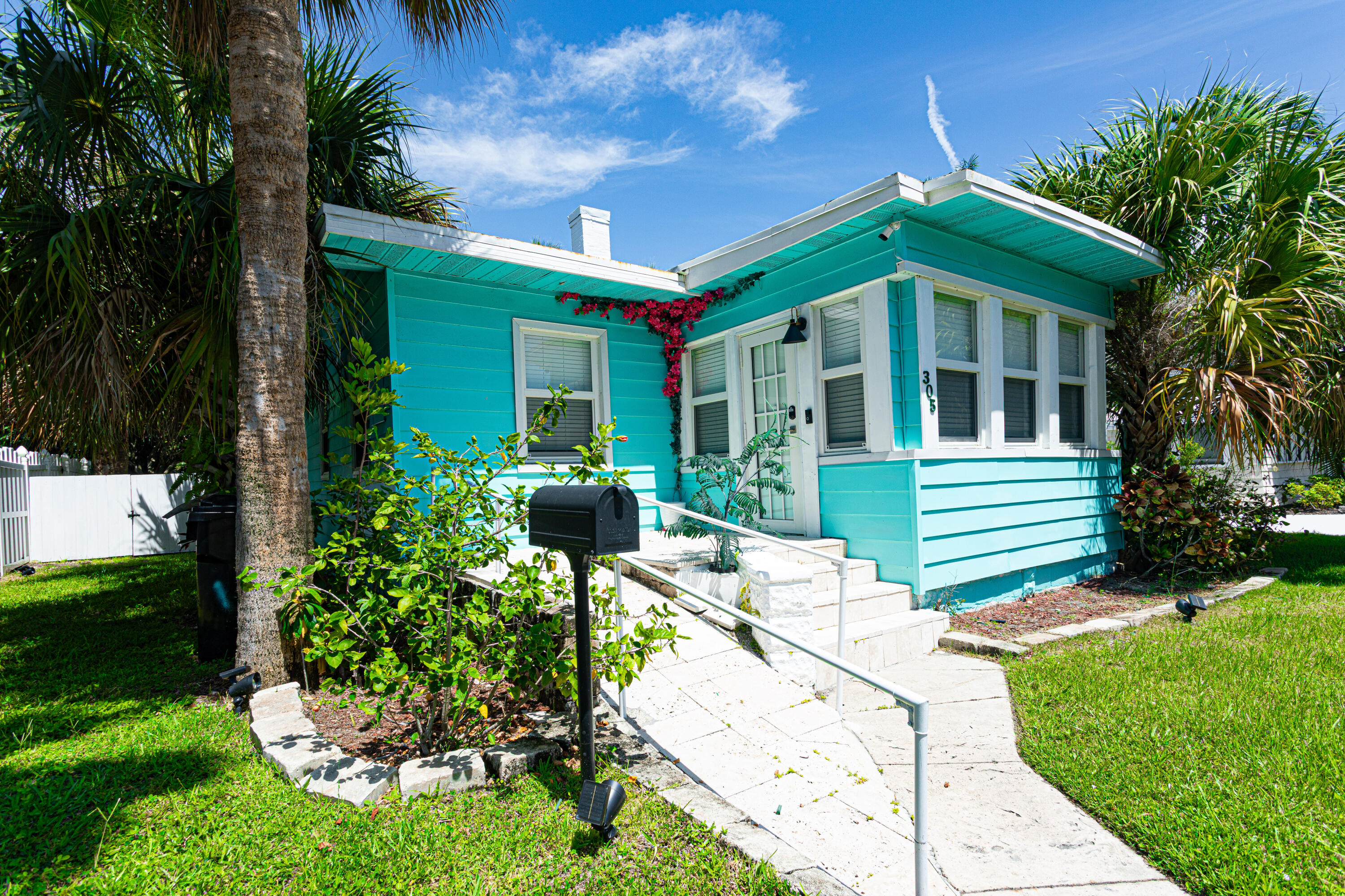 Nestled in the heart of Lake Worth Beach's coveted historic district, this charming coastal cottage offers the perfect blend of Old Florida character and modern convenience. Just steps from the Intracoastal Waterway, Bryant Park, and the vibrant downtown district, this beautifully situated residence places you within walking distance of waterfront dining, boutique shopping, art galleries, and entertainment. The beach is only minutes away, allowing you to fully embrace the South Florida lifestyle.