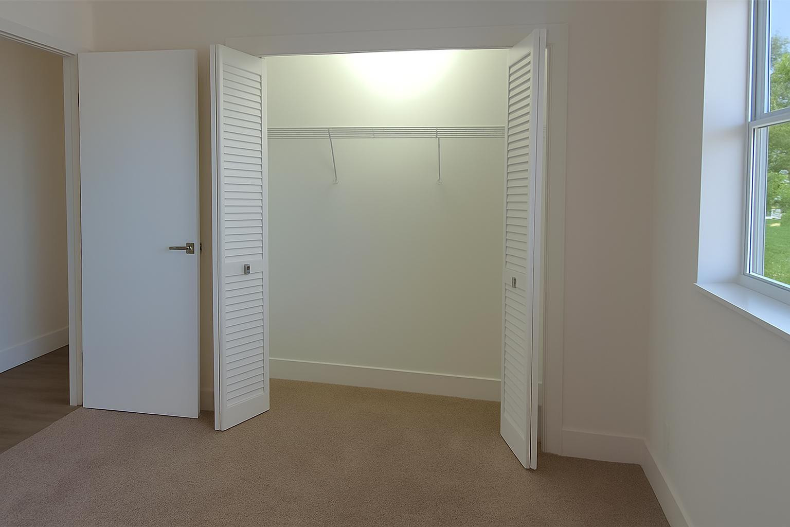 HILLCREST COUNTRY CLUB APTS - Residential