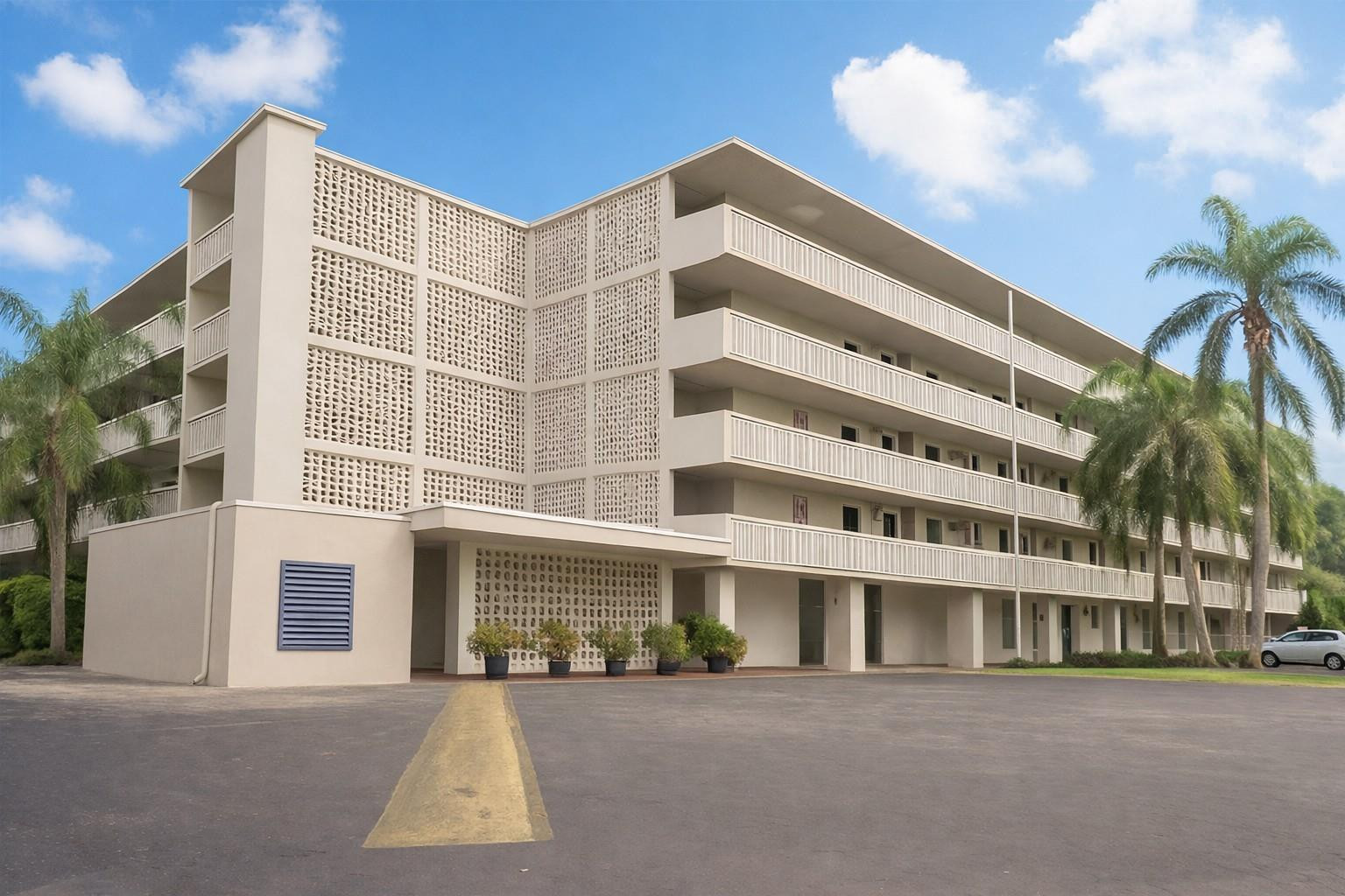 HILLCREST COUNTRY CLUB APTS - Residential