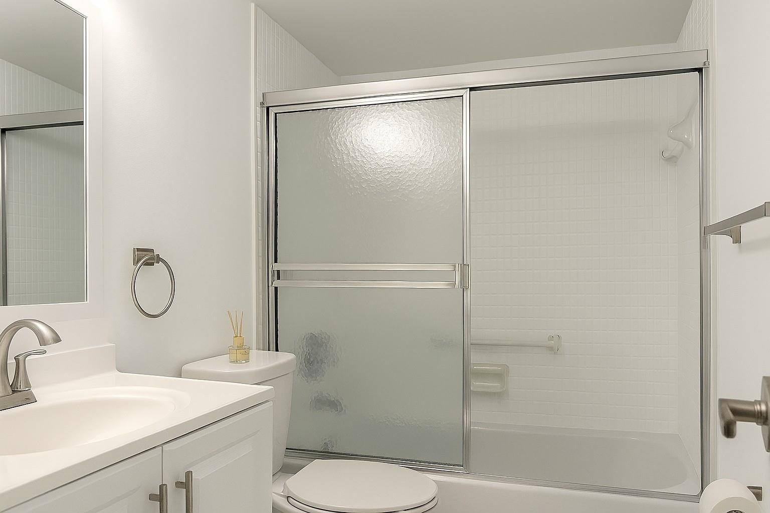 HILLCREST COUNTRY CLUB APTS - Residential