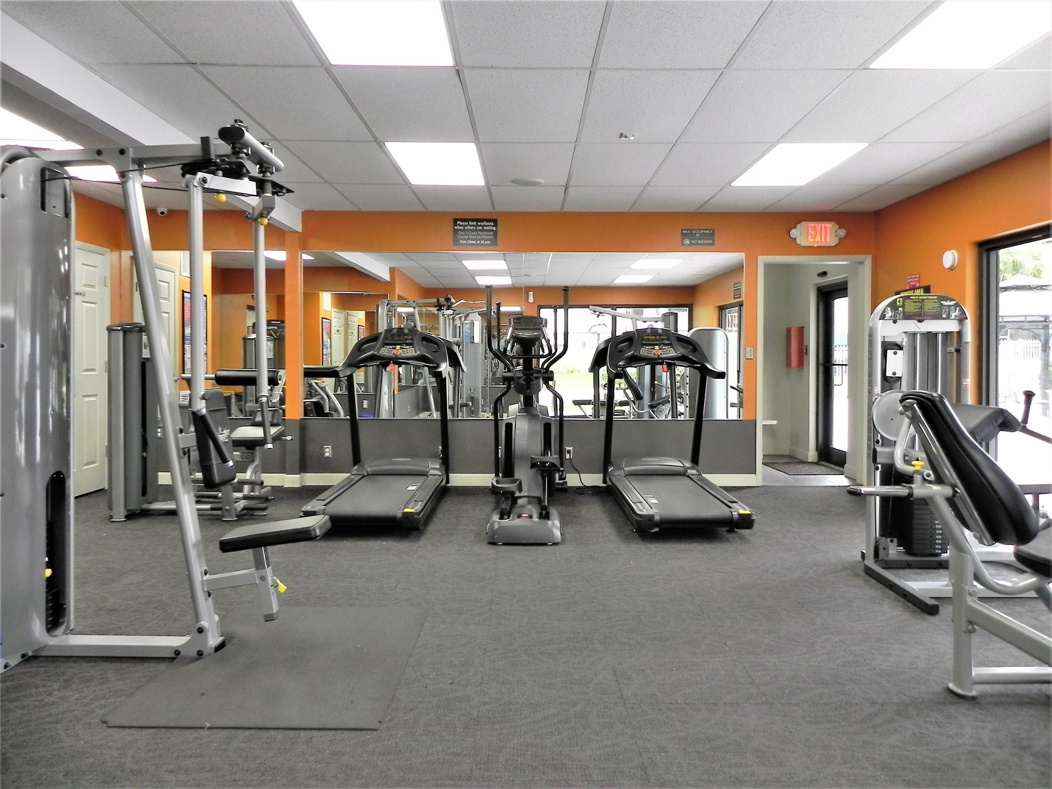 HILLCREST COUNTRY CLUB APTS - Residential
