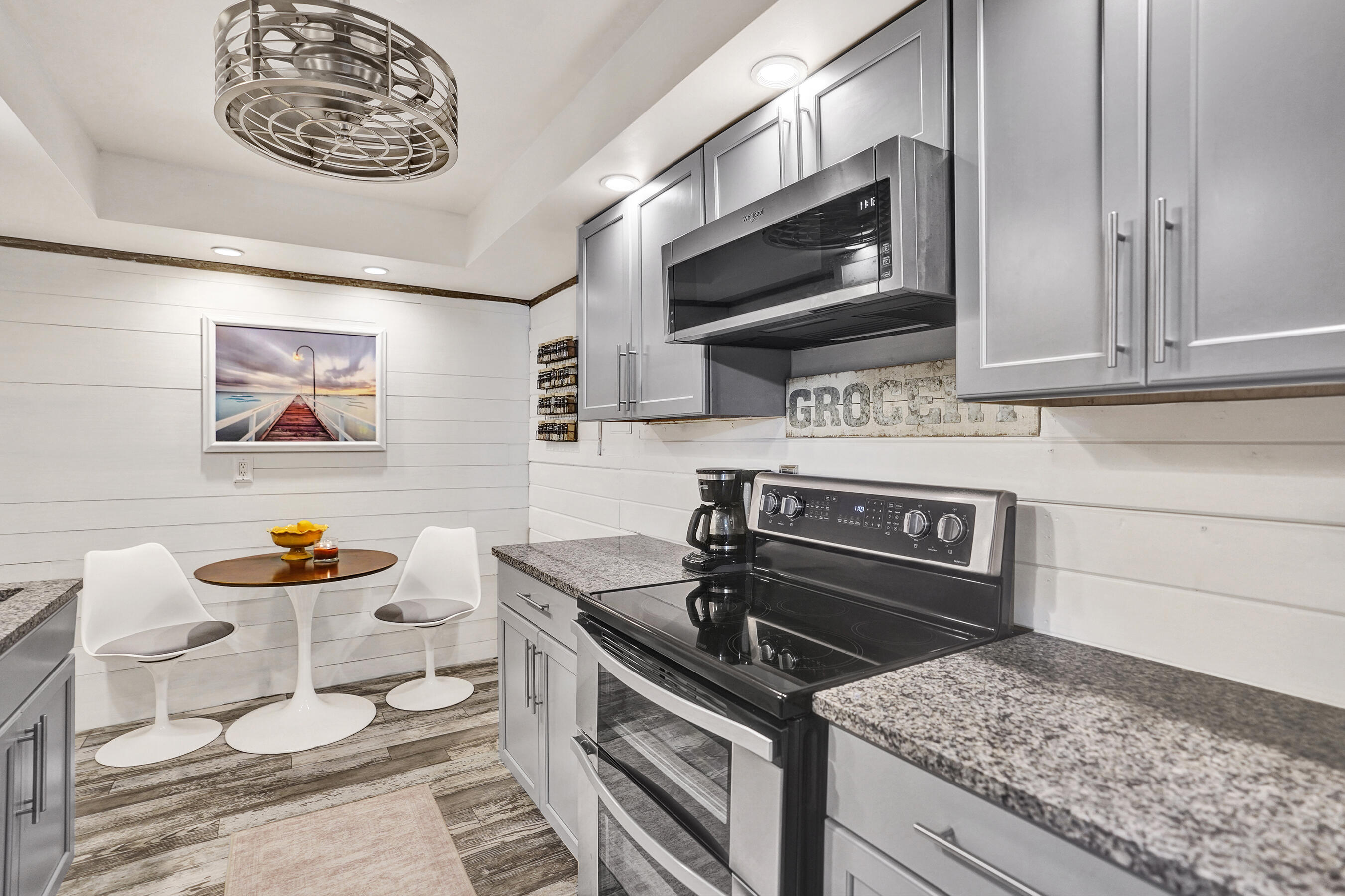 BARCLAY CONDO - Residential