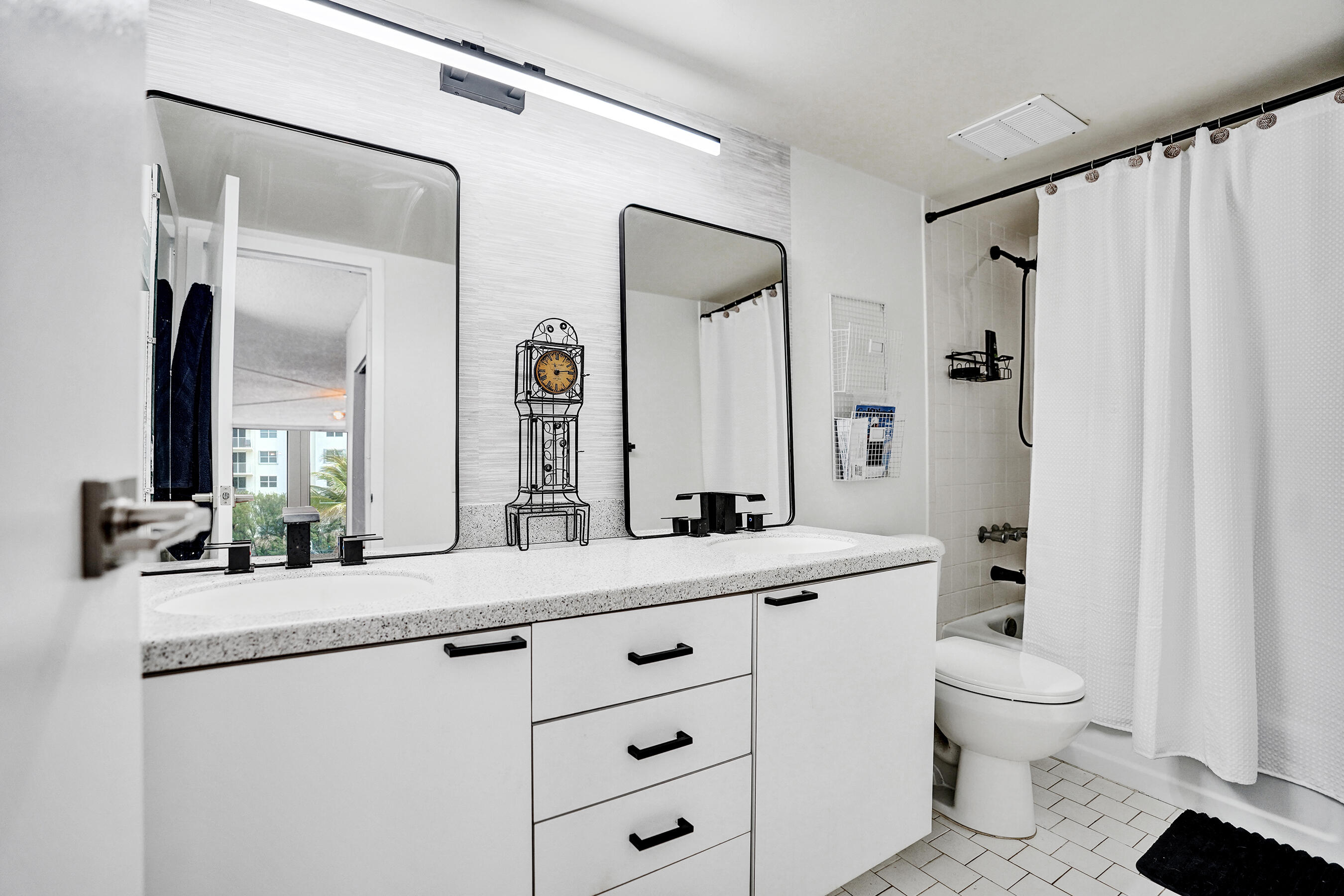 BARCLAY CONDO - Residential