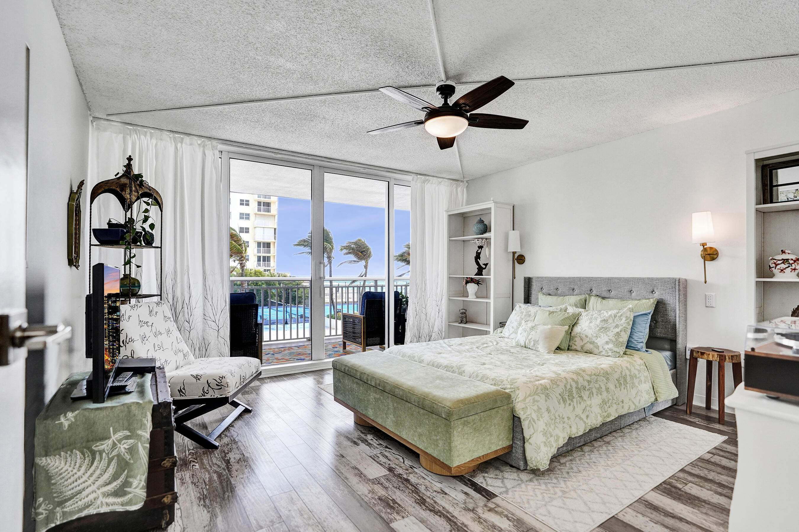 BARCLAY CONDO - Residential