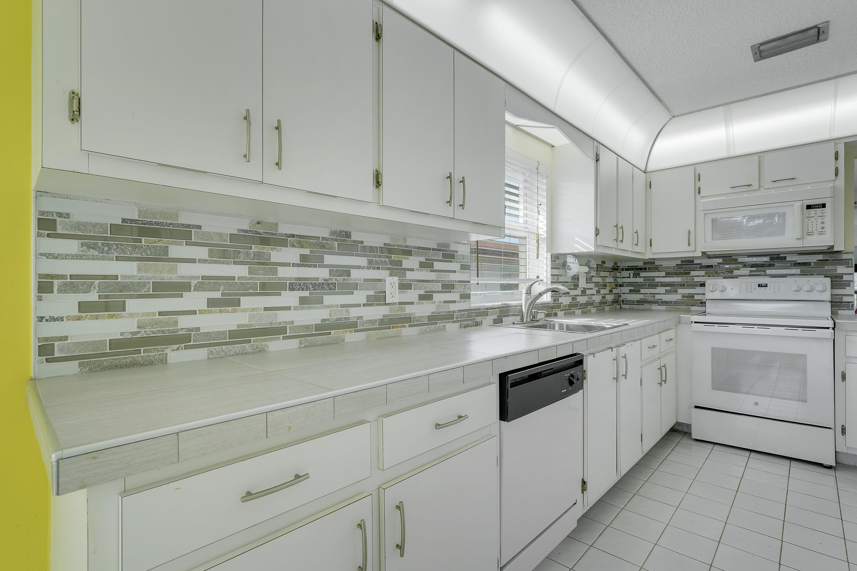 PALM GREENS AT VILLA DEL RAY CONDO II - Residential Lease