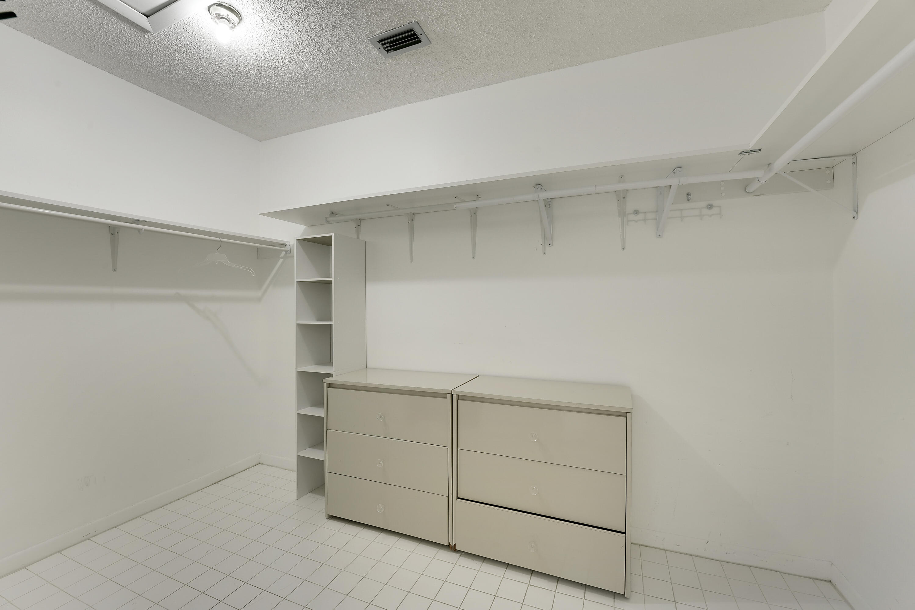 PALM GREENS AT VILLA DEL RAY CONDO II - Residential Lease