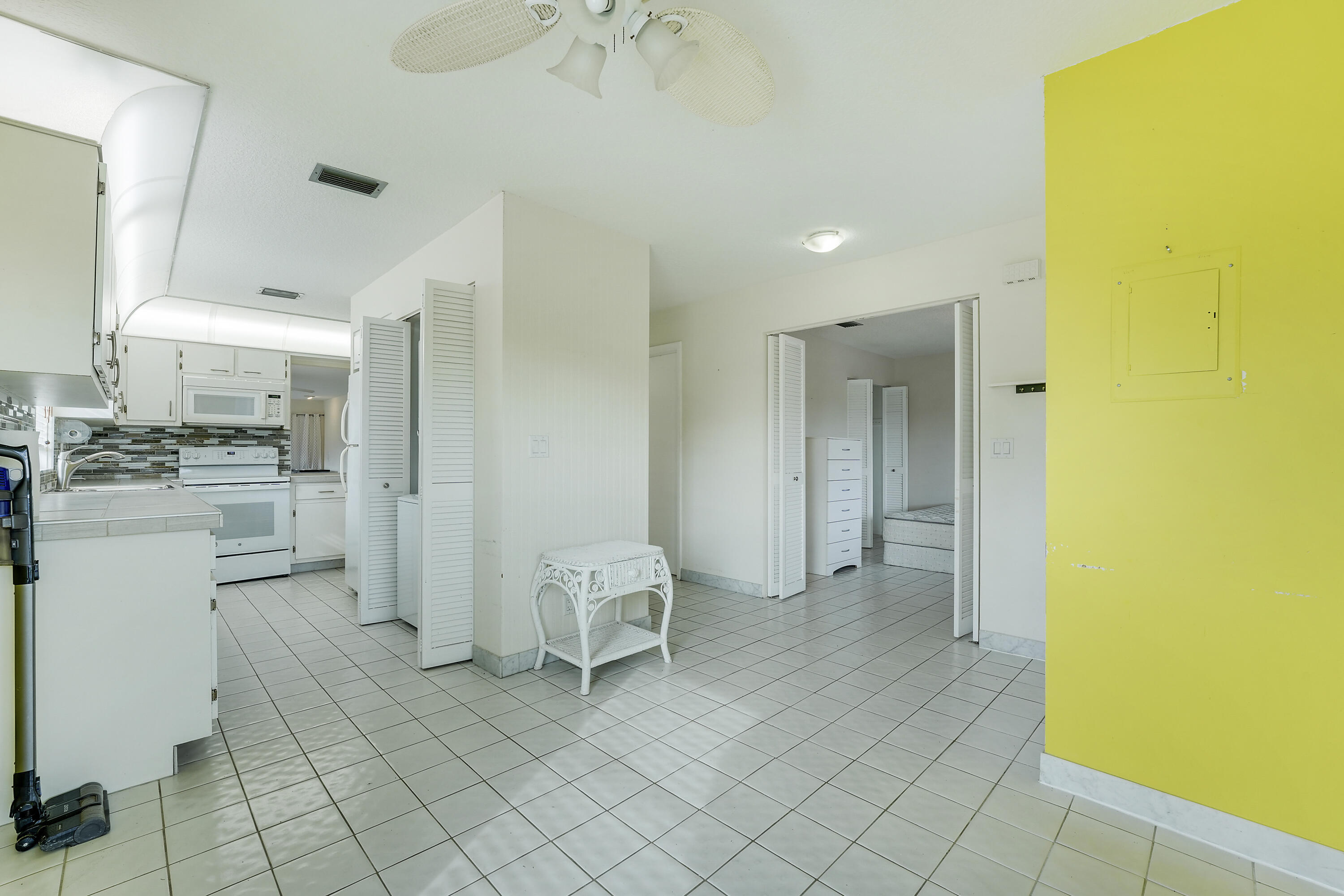 PALM GREENS AT VILLA DEL RAY CONDO II - Residential Lease