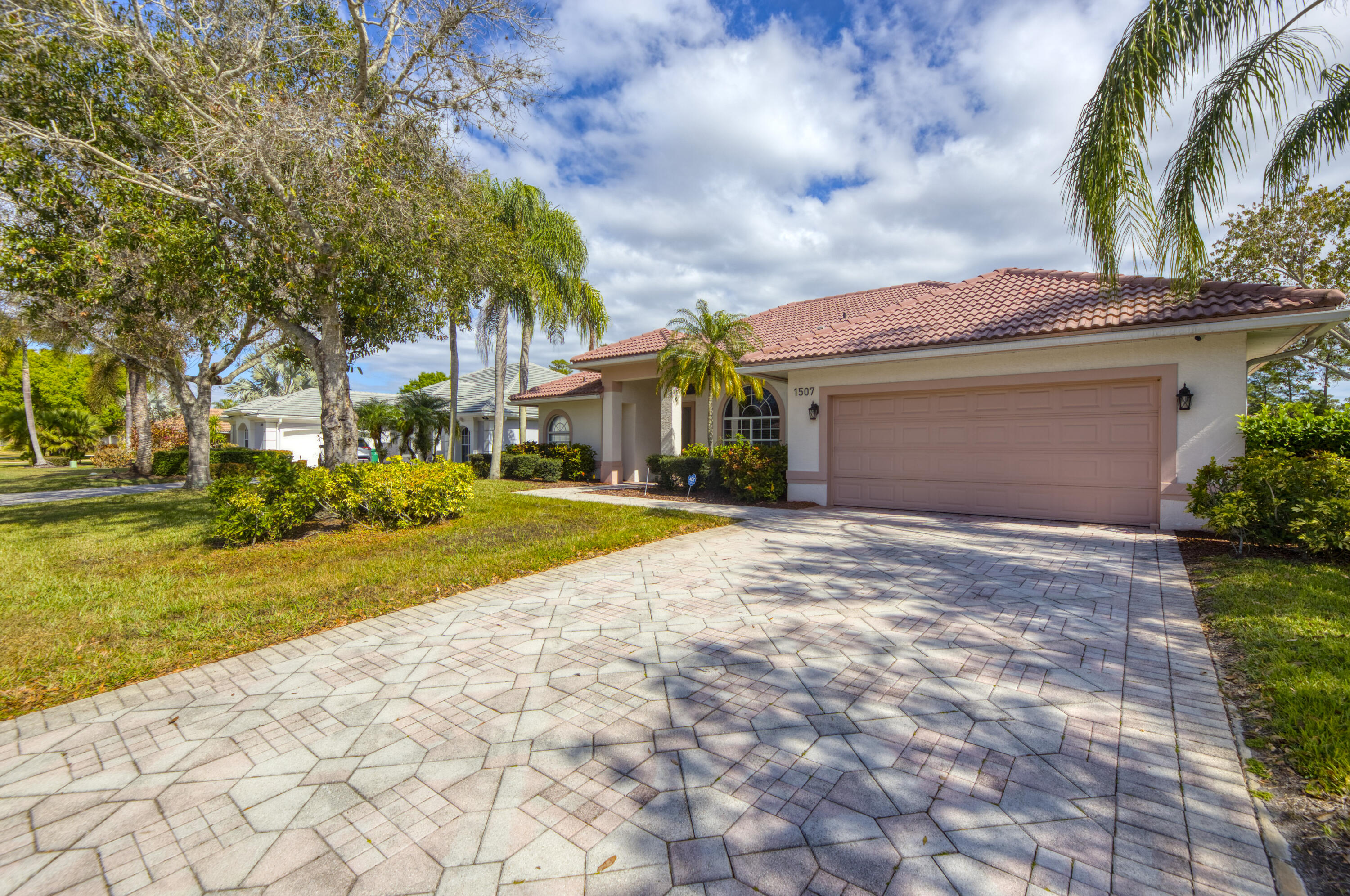 COUNTRY CLUB POINTE - Residential